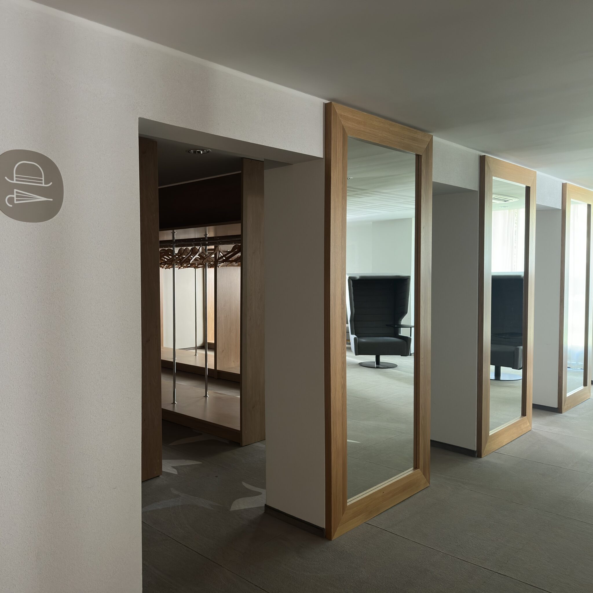 Peegel ja nagi koridoris, tõenäoliselt hotellis või kontoris.