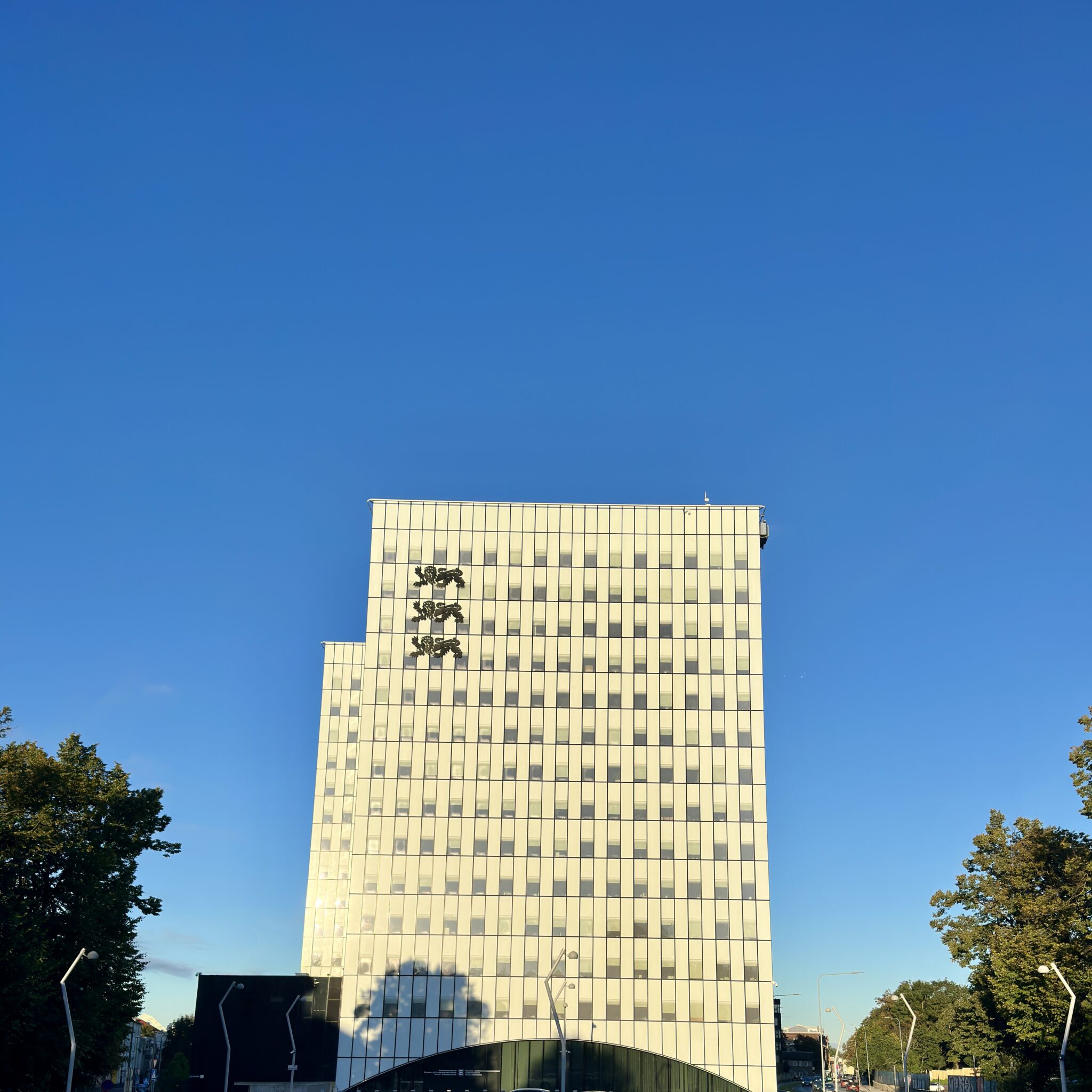 Kõrge modernne hoone selge sinise taeva taustal.