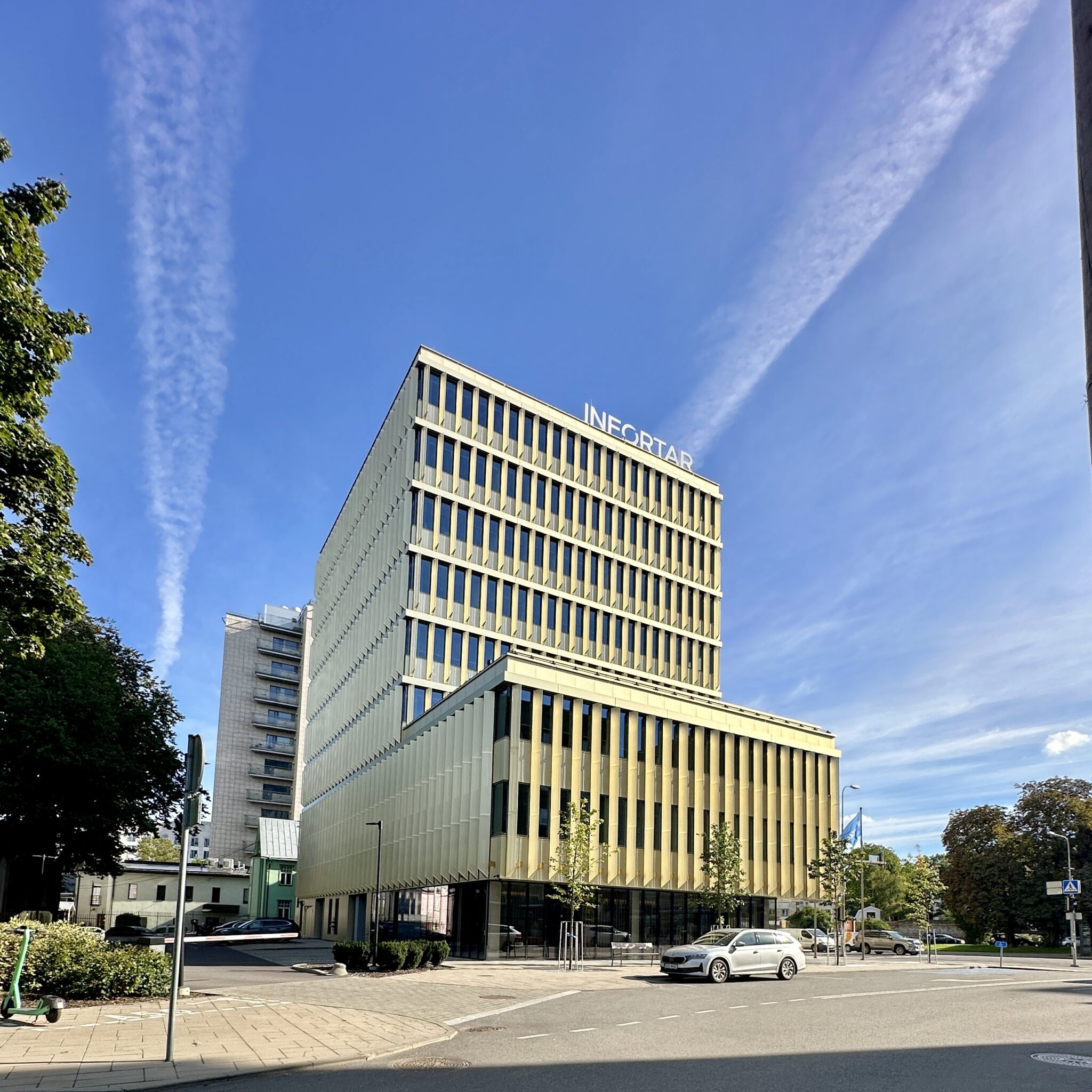 Infortar hoone sinise taeva taustal.