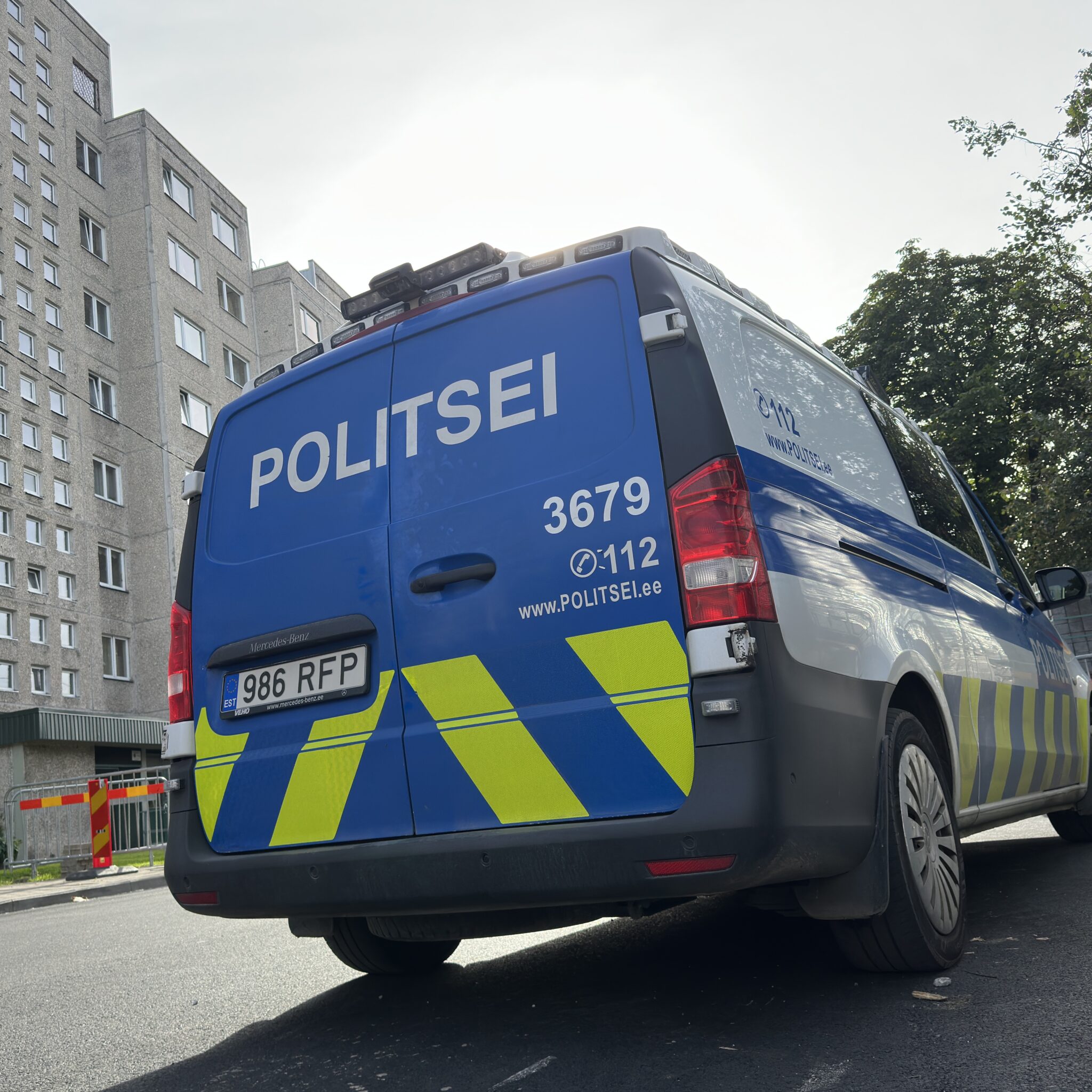 Politsei kaubik veebiaadressiga www.politsei.ee.