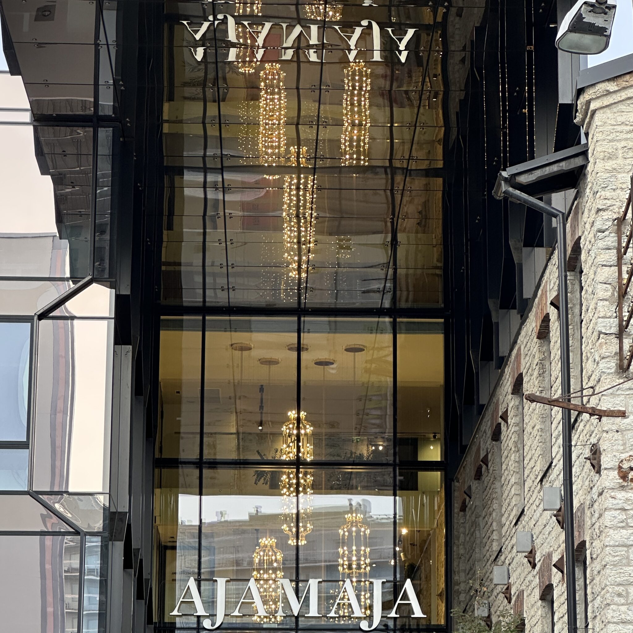 AJAMAJA hoone lühtrite ja peegeldustega.