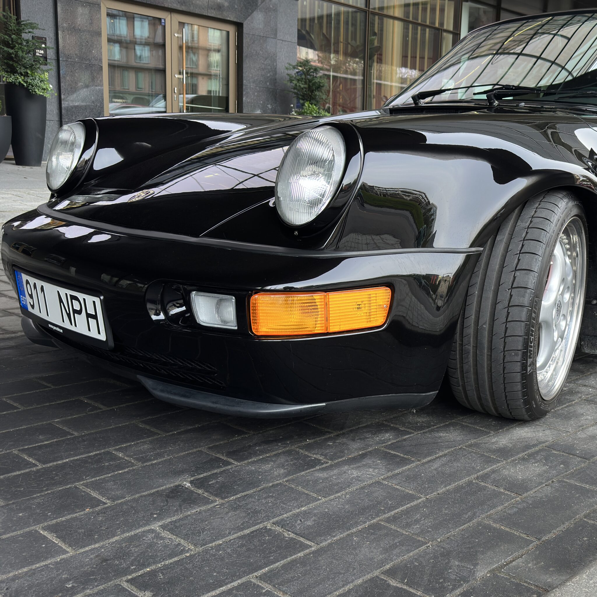 Must Porsche 911 sportauto numbrimärgiga.