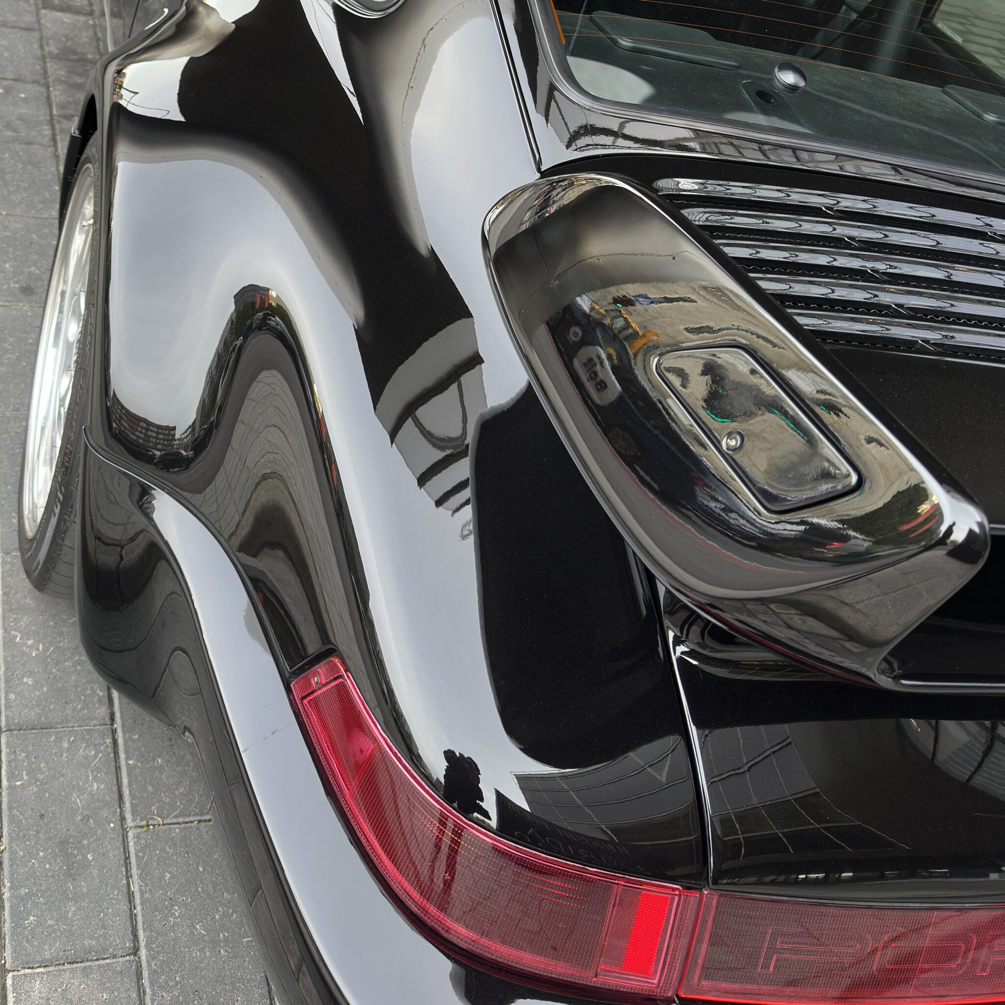 Elegantne must Porsche sportauto punase tagatuledega.