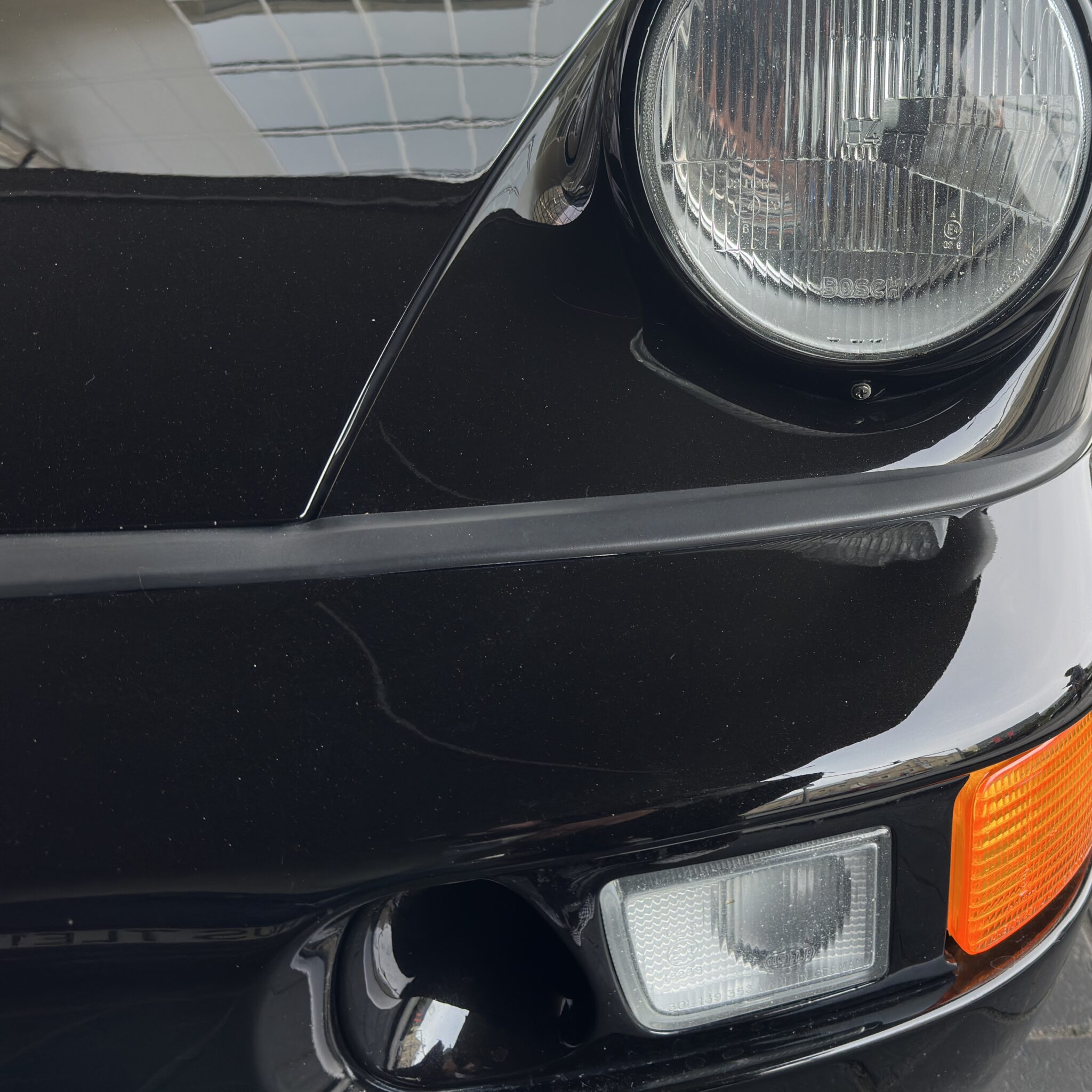 Must Porsche Bosch esilaterna detailiga.