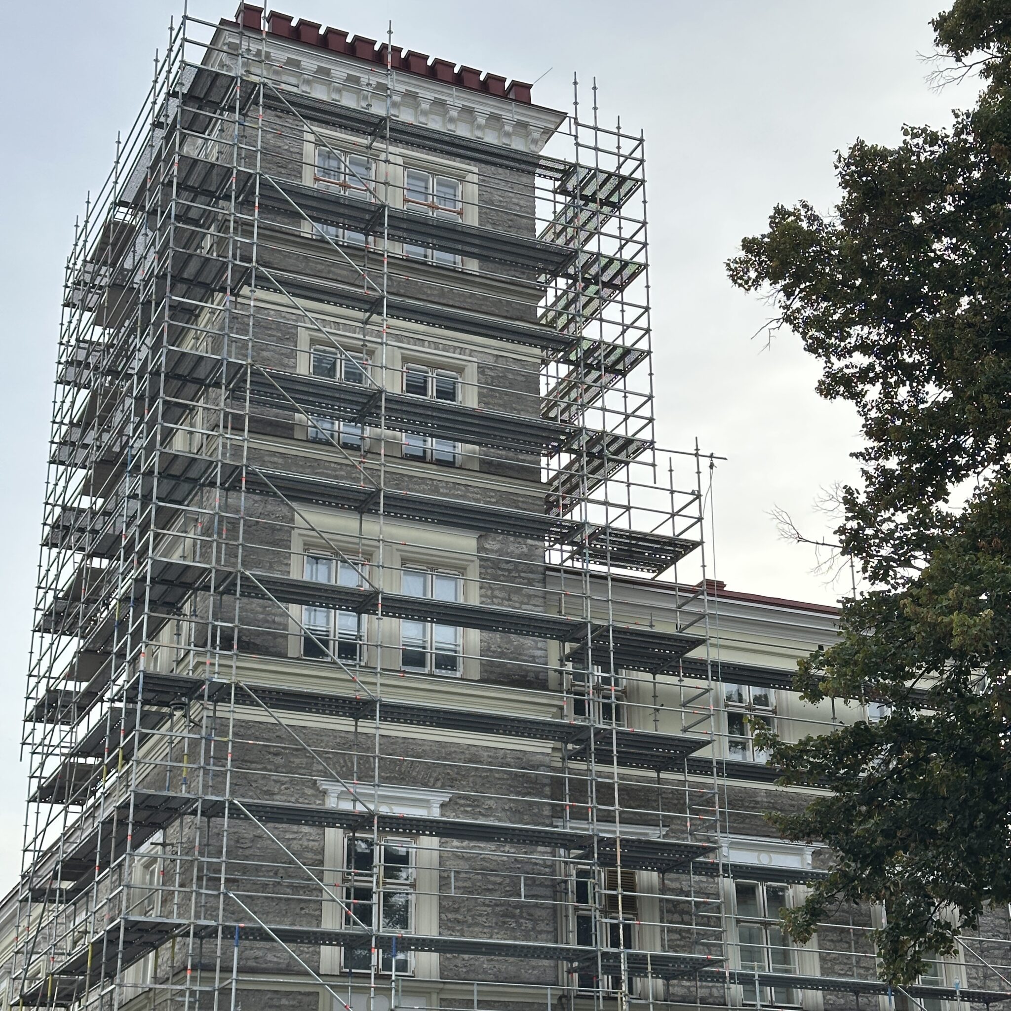 Tellingud ümbritsevad mitmekorruselist renoveeritavat hoonet.