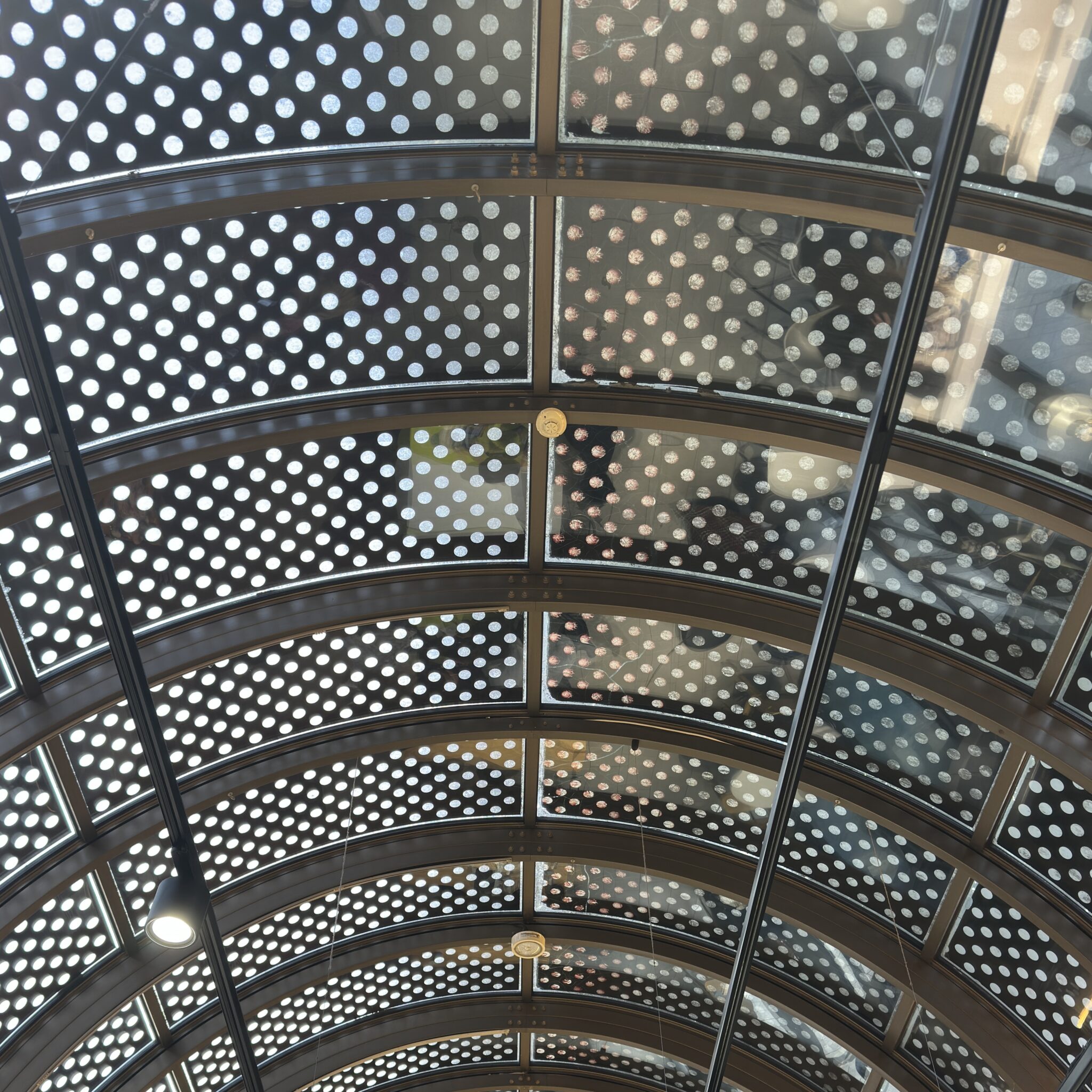 Klaaskatus täpilise mustriga.