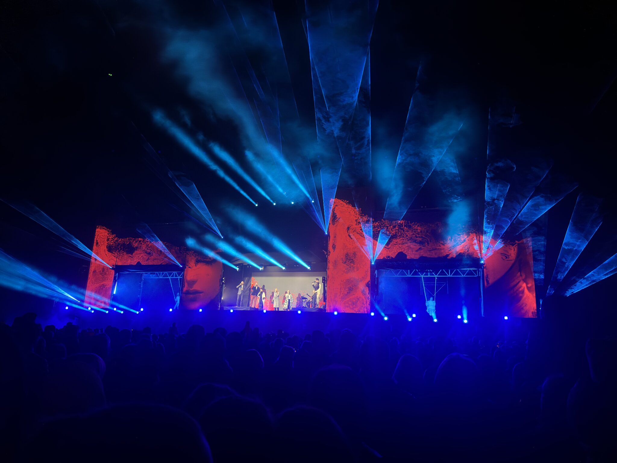 Elav lava siniste ja punaste tuledega ja suur rahvahulk.