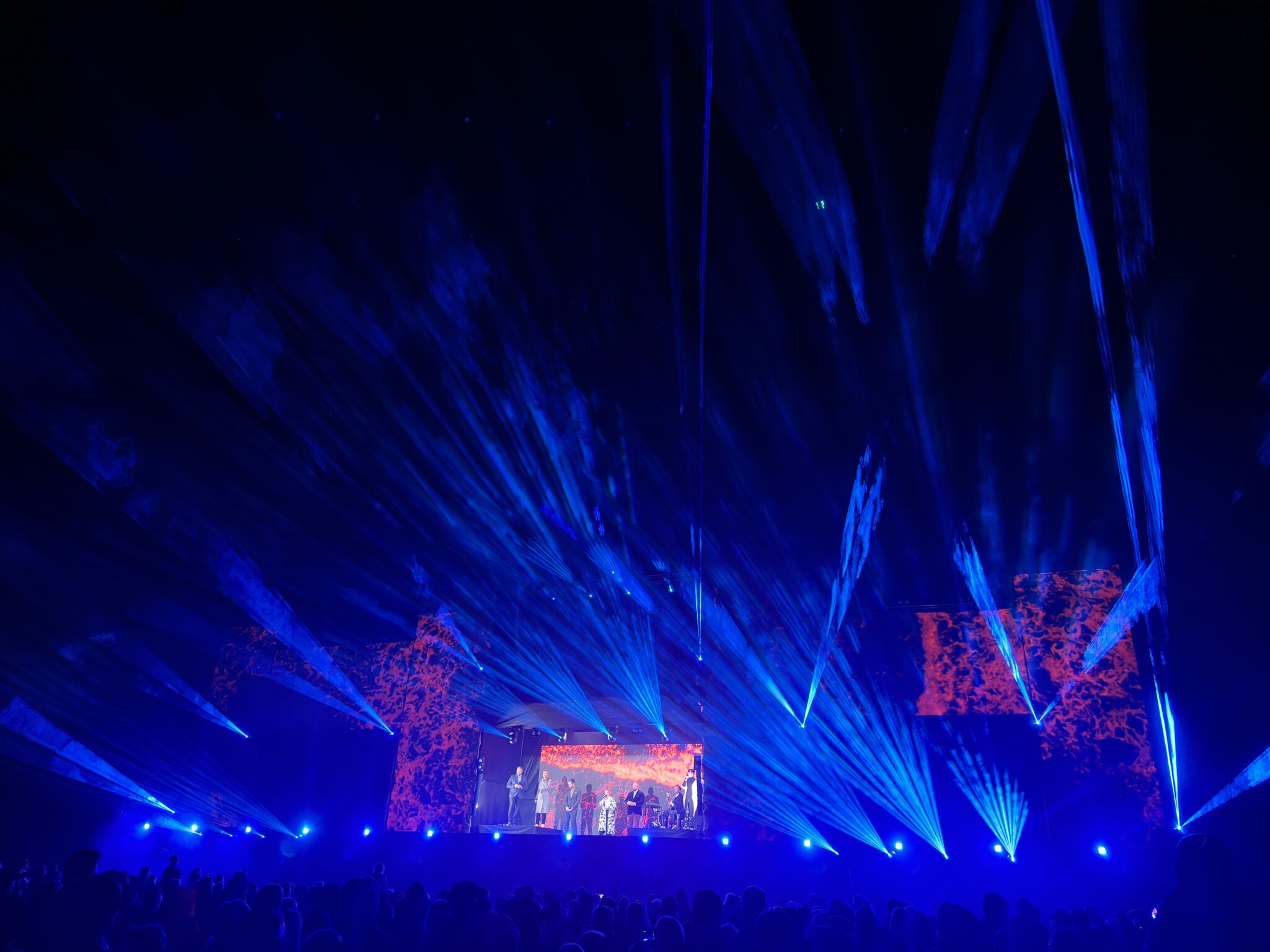 Laval laserid ja esinejad eredate värvidega.