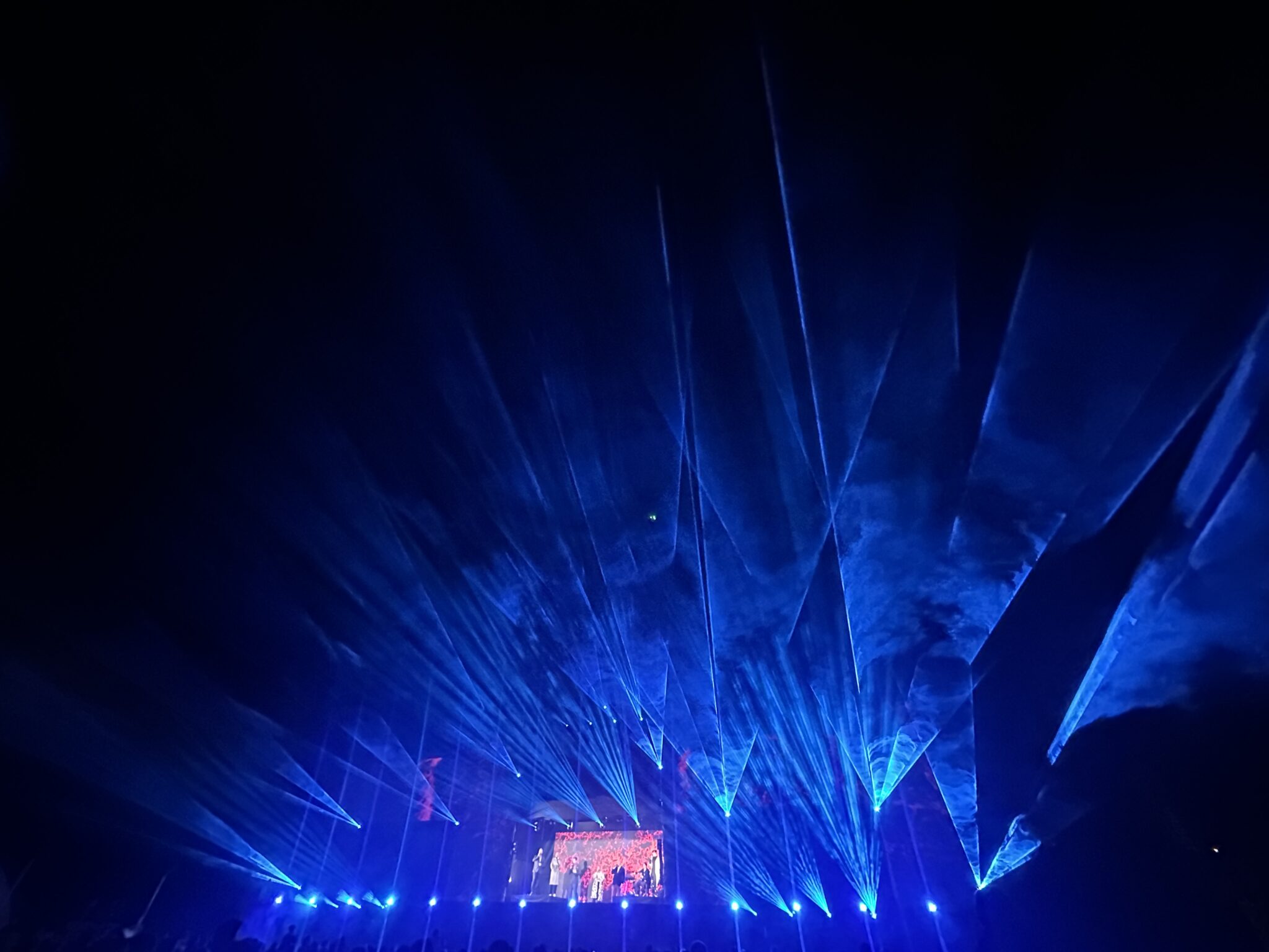 Laserkiired valgustavad lava kontserdil.