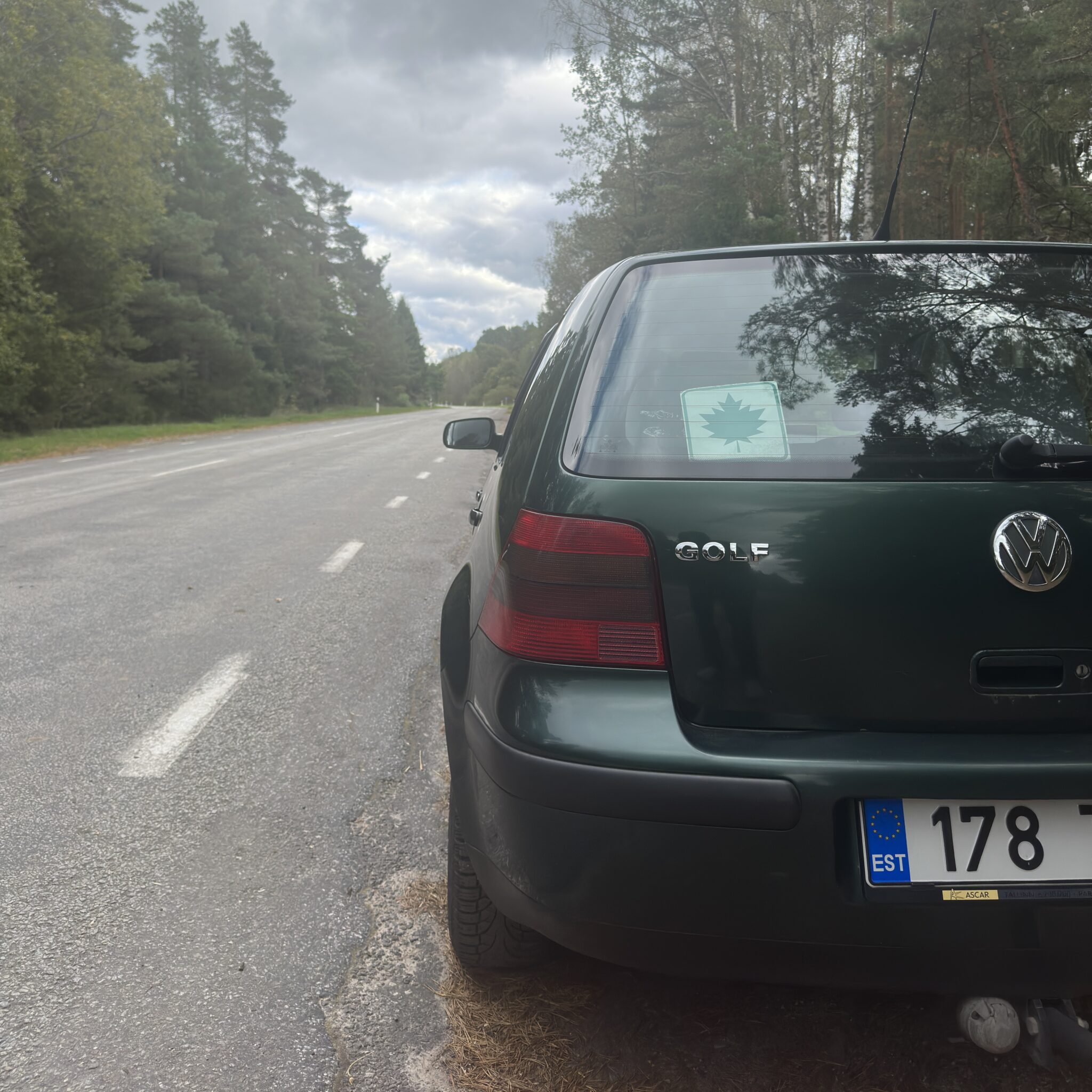 Roheline Volkswagen Golf rohelise vahtralehega.