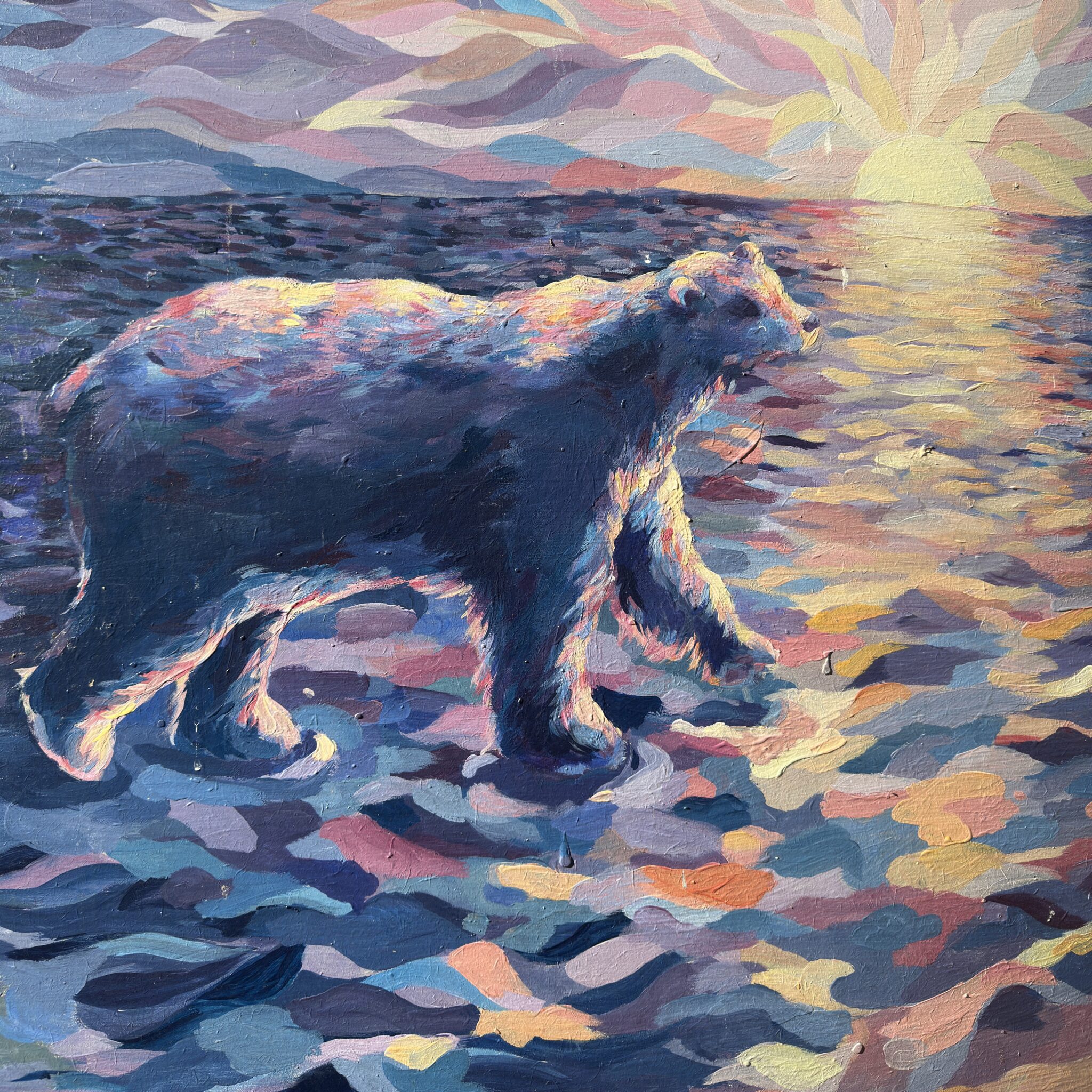 Jääkaru kõnnib värvilises lainelises maastikus loojuva päikese taustal.