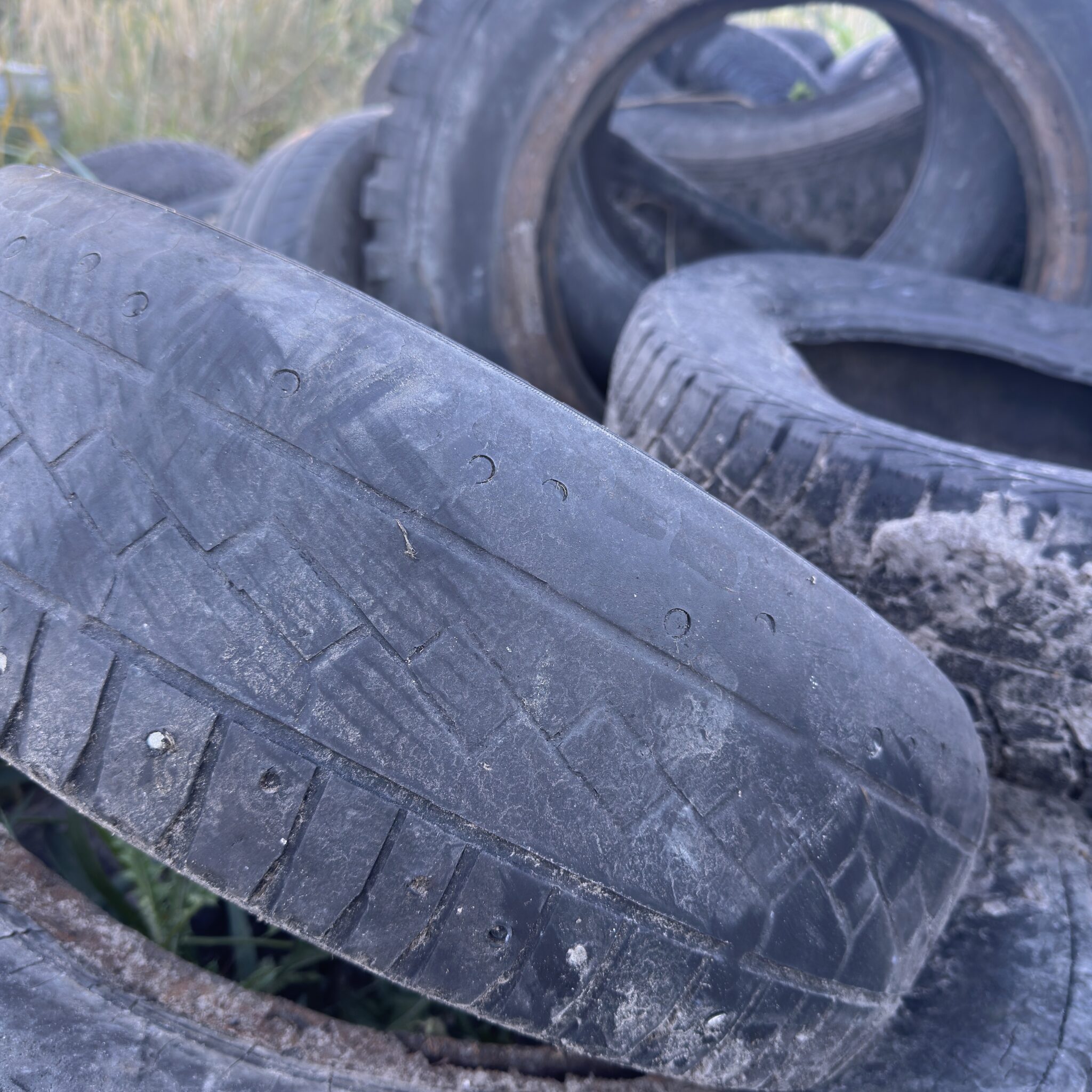 Hunnik vanu, hüljatud rehve.