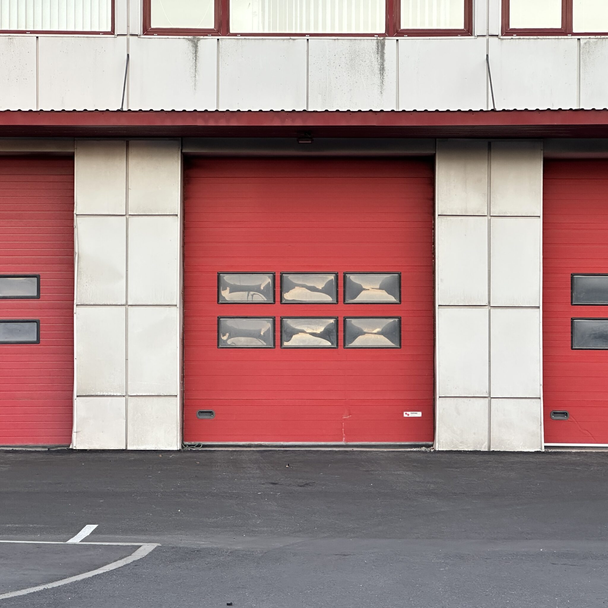 Punased garaažiuksed akendega.