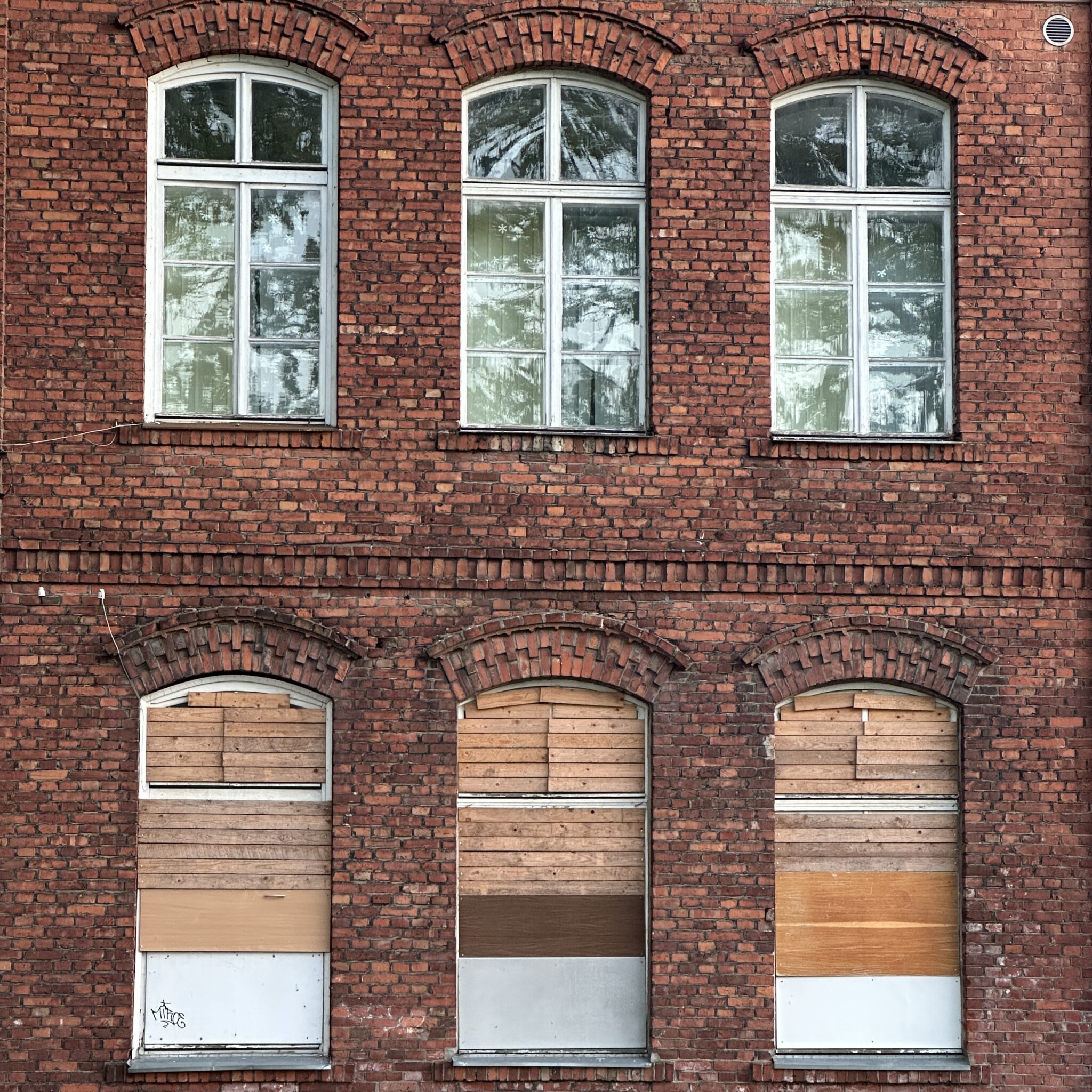 Kolm akent puidust luukidega tellishoonel.