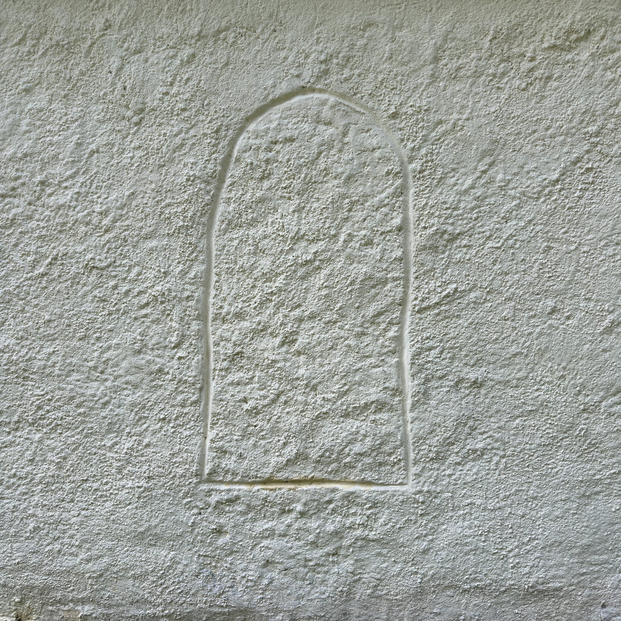 Valge sein kaarjate aknaavadega.