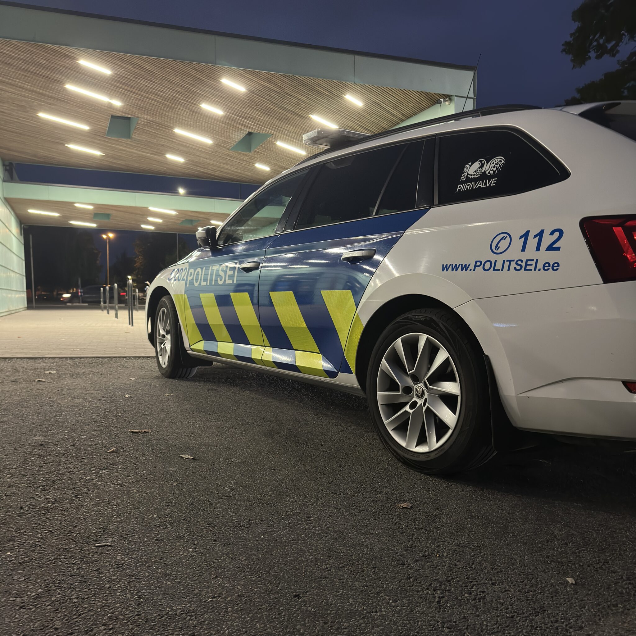 Politseiauto logoga 112 ja veebiaadressiga www.POLITSEI.ee hoone ees.