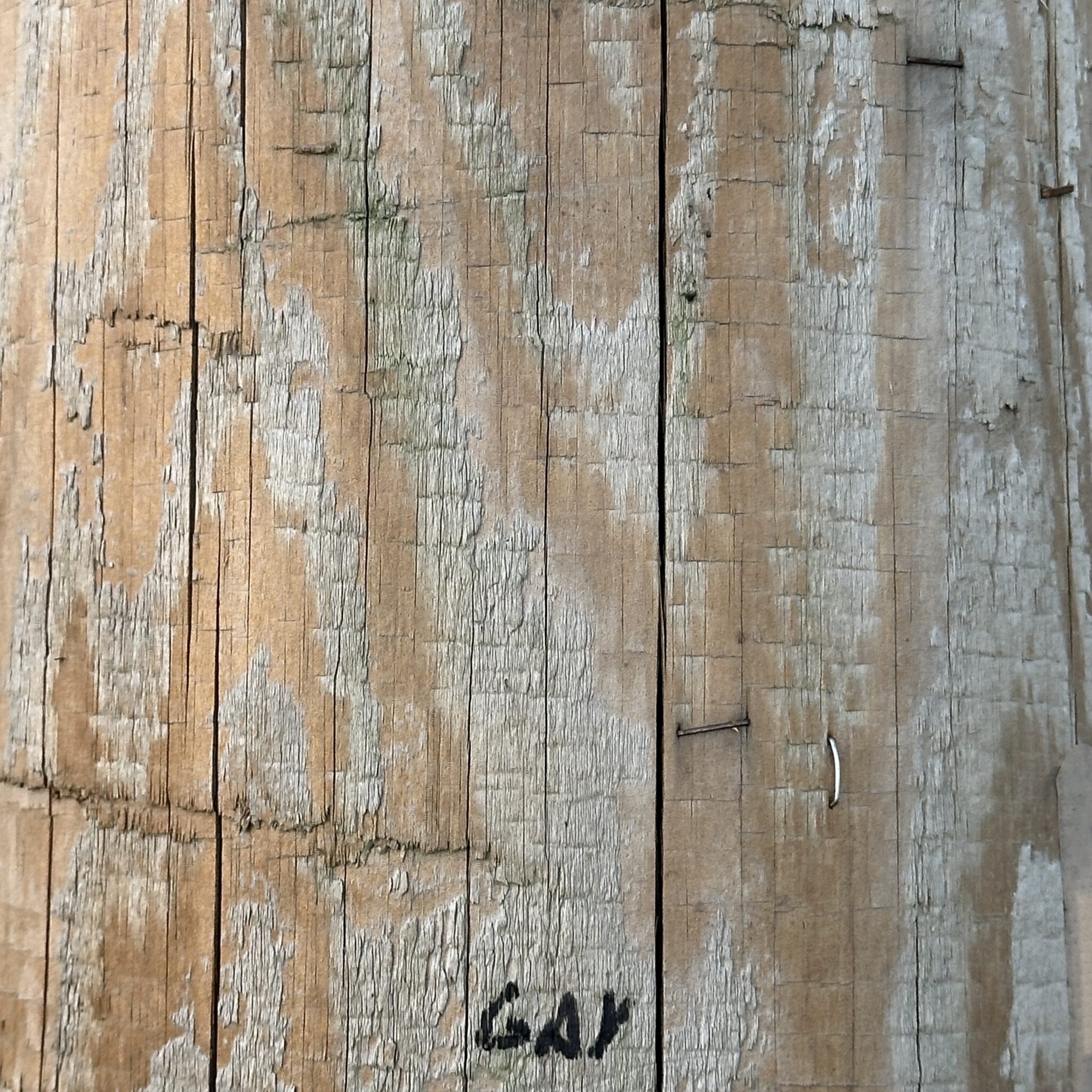 Kulunud puidupind naelaaukude ja grafitiga.