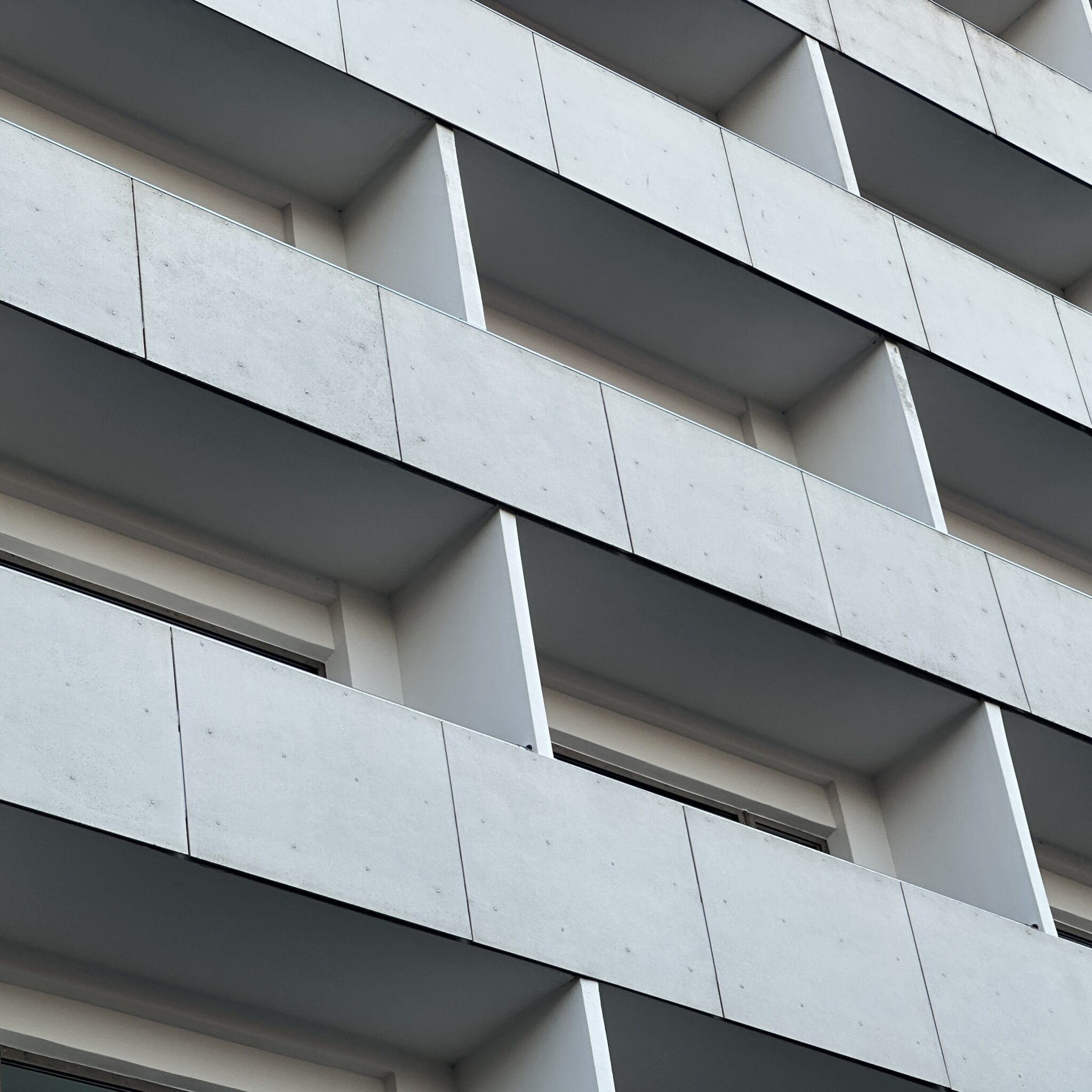 Kaasaegne hoone rõdude ja betoonpaneelidega.