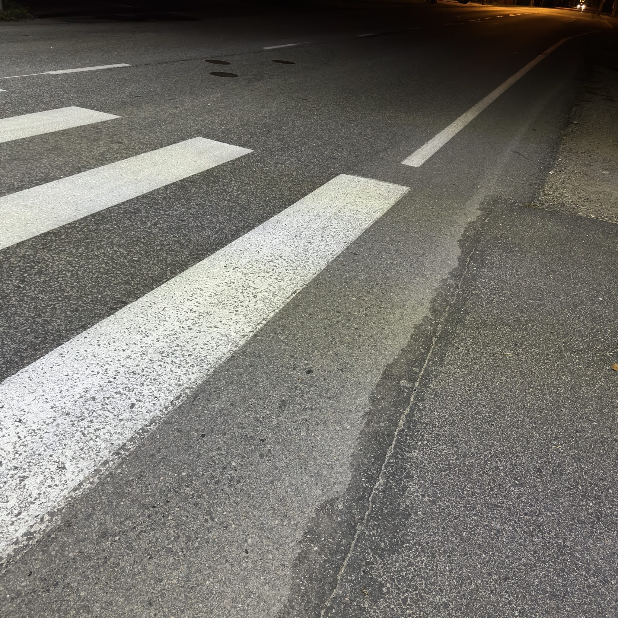 Öine tänav valge ülekäiguraja joonega.