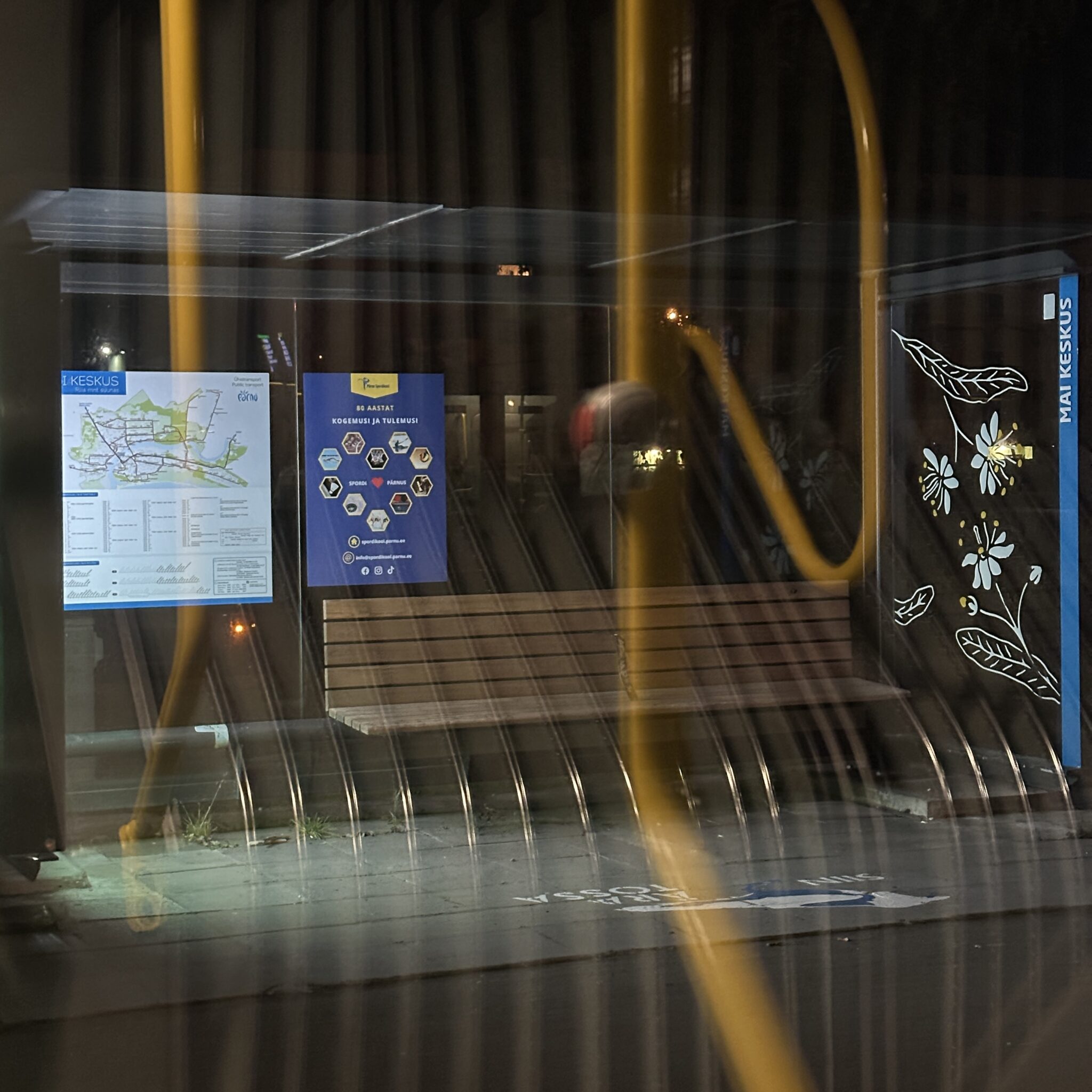 Bussipeatus kaardi ja ootealaga.