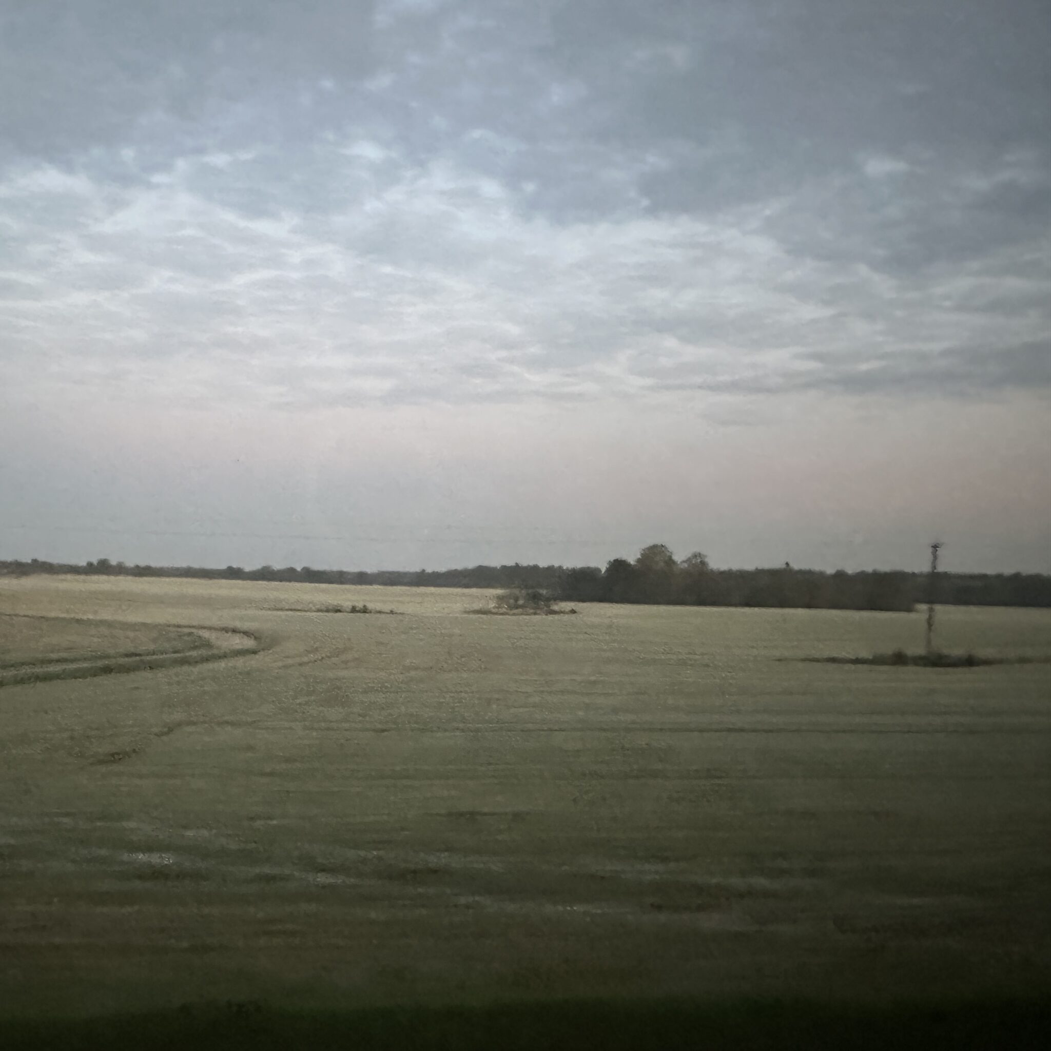 Avatud põld pilvise taeva all.