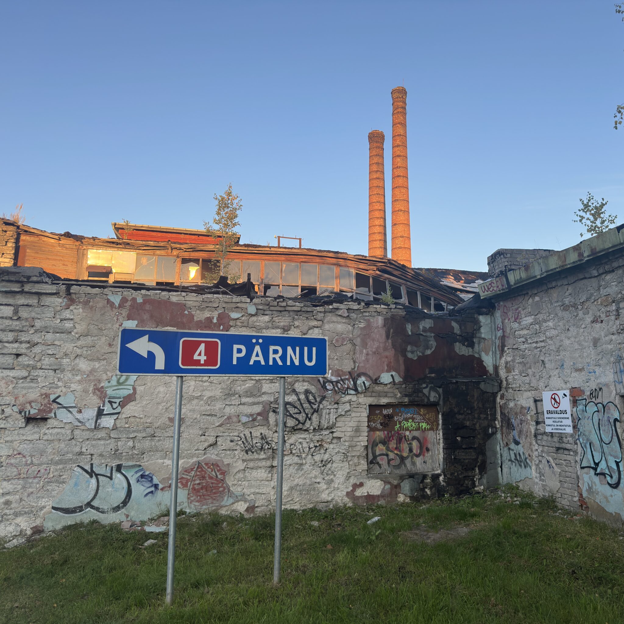 Hüljatud hoone grafitiga ja sildiga „Pärnu” suunas.