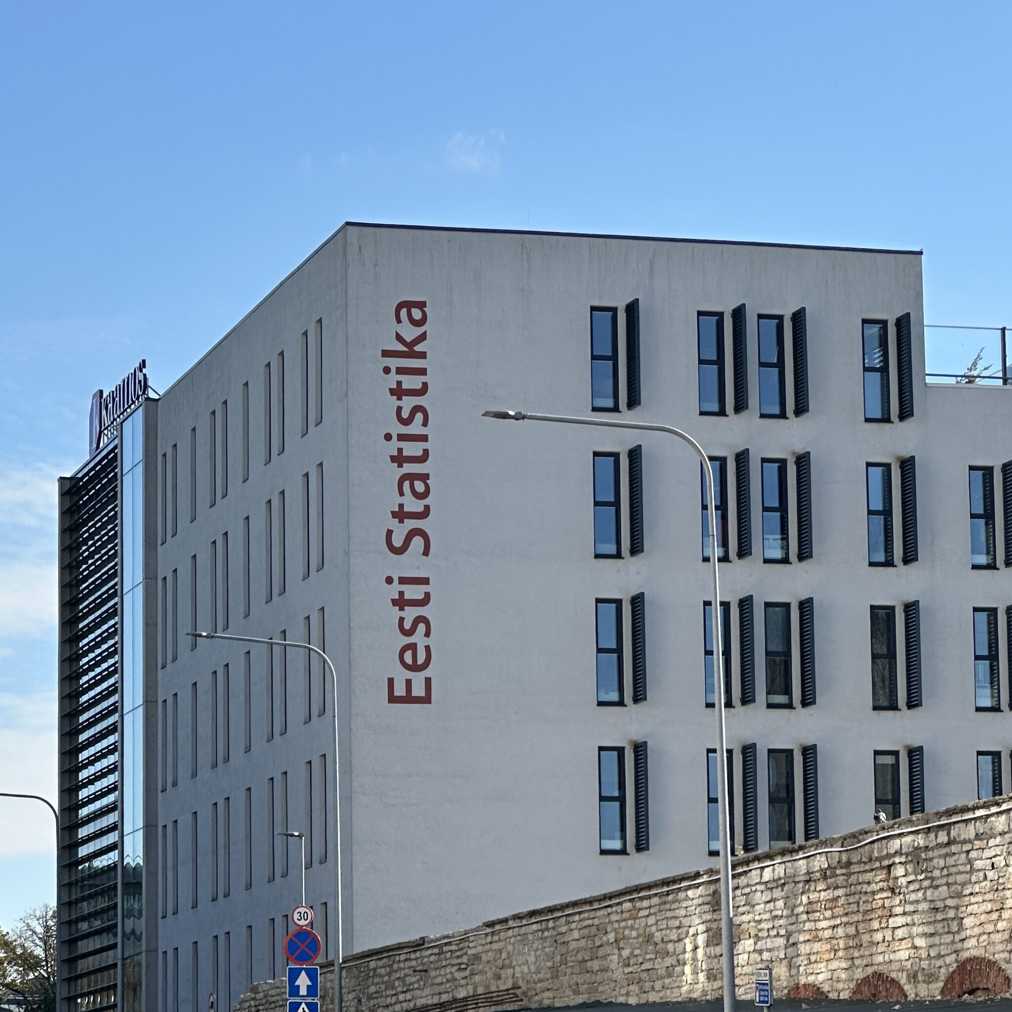 Eesti Statistika hoone selge sinise taeva taustal.