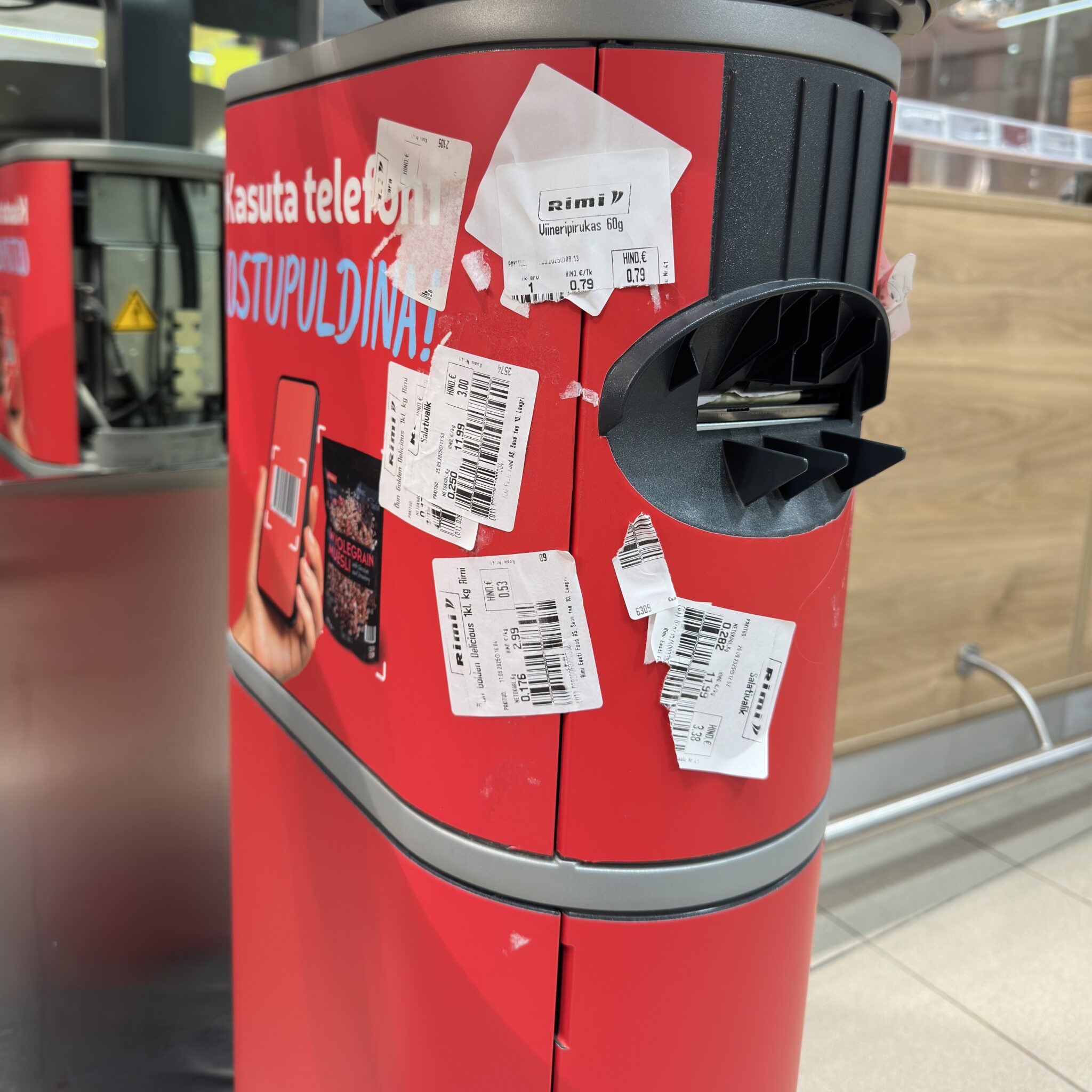 Punane prügikast täis tšekke ja telefoni pilti.