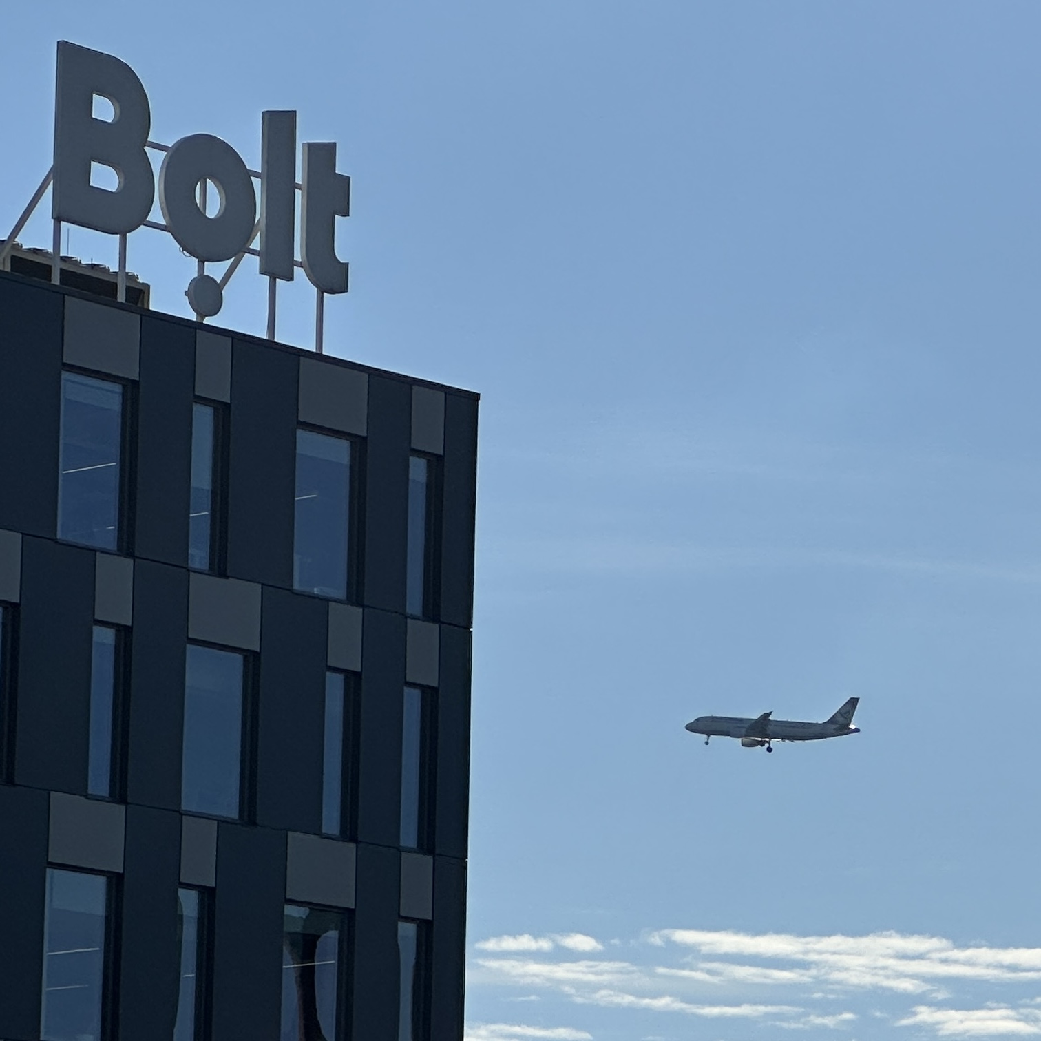 Bolt hoone, taustal lendav lennuk.