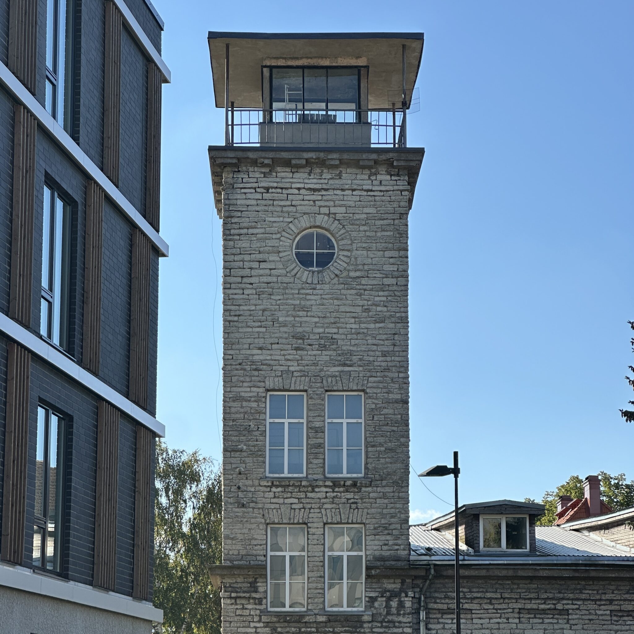 Kõrge hall kivitorni ümmargune aken ja väike rõdu.