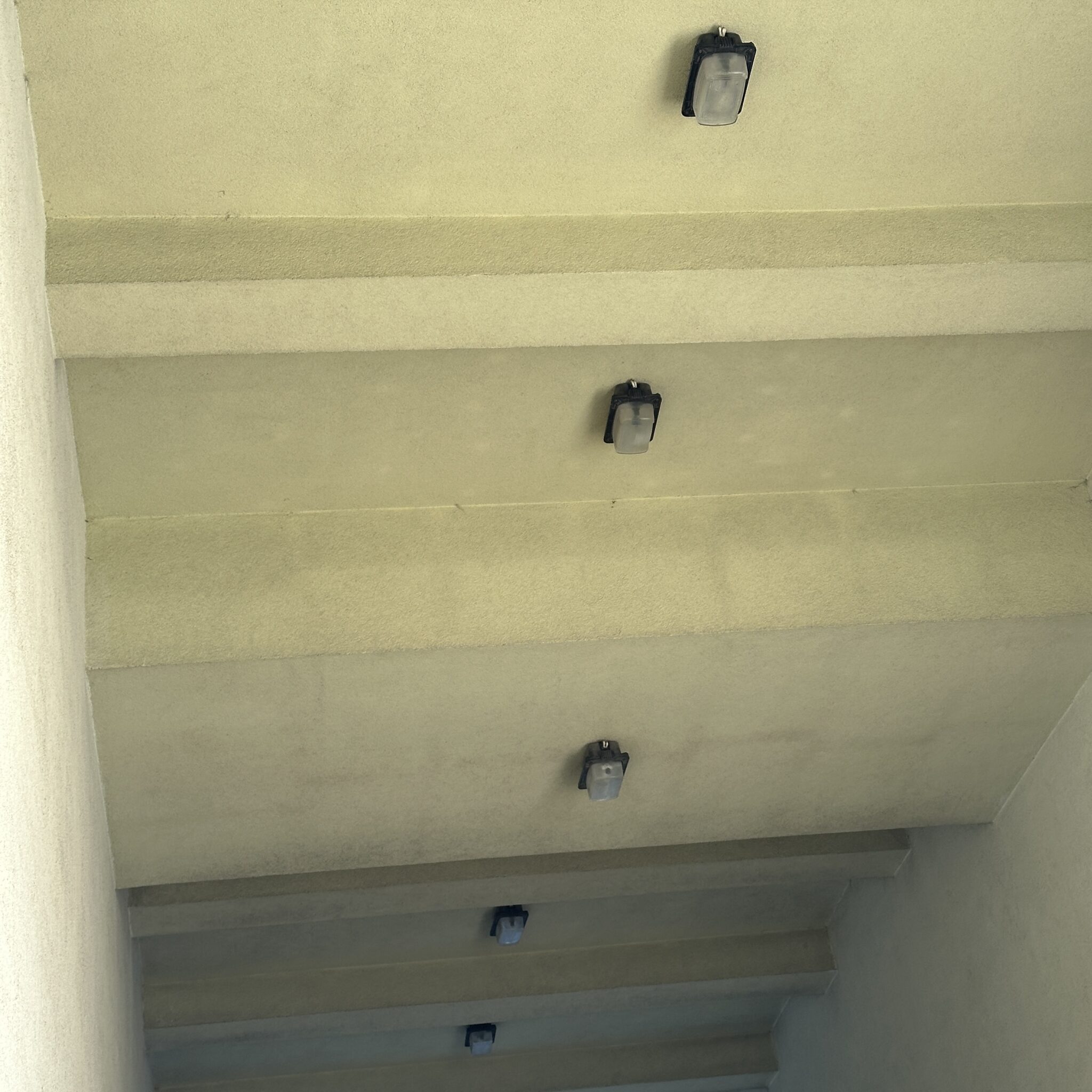 Kolm laelampi ripuvad beežilt laelt.