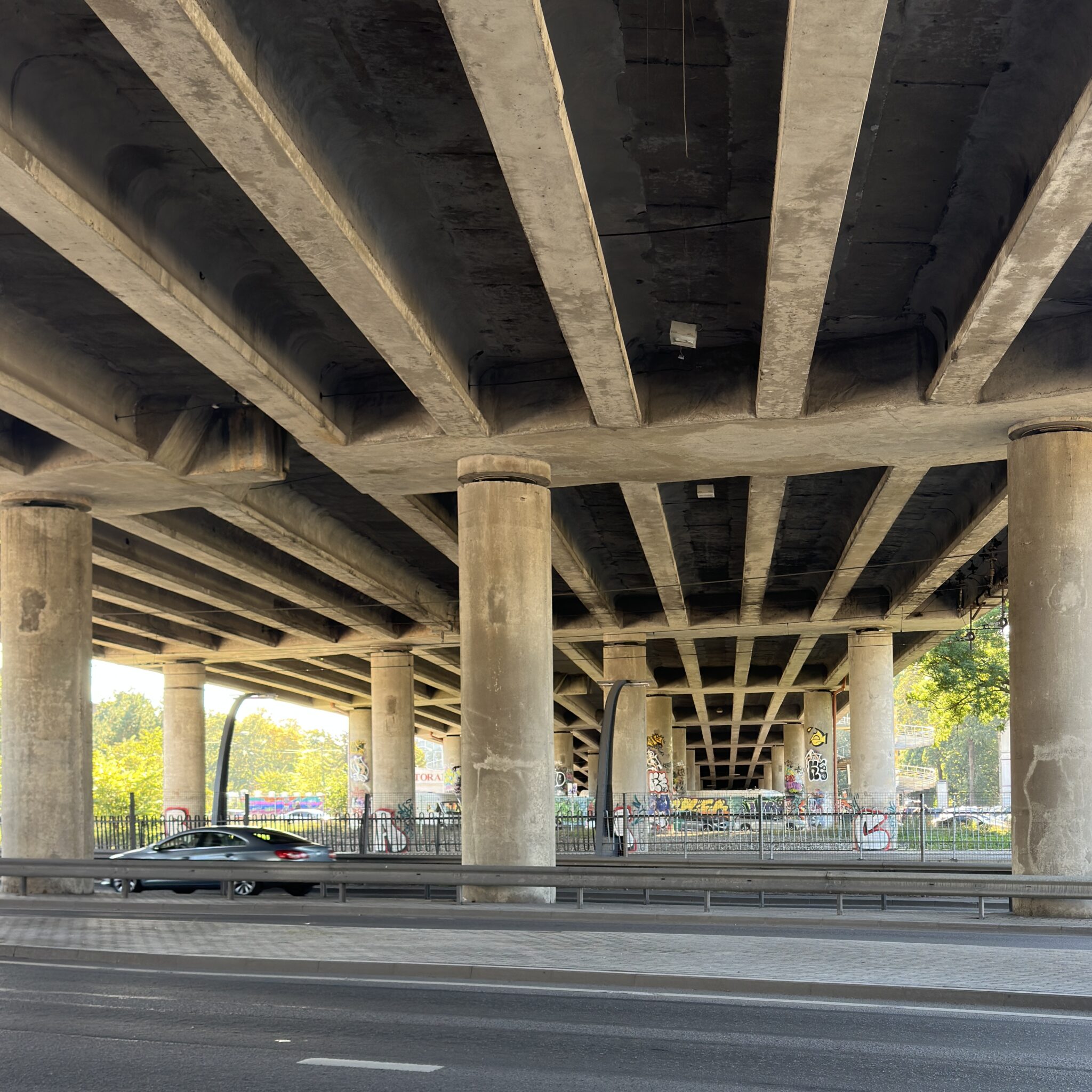 Auto sõidab mööda betoonsilla alt.