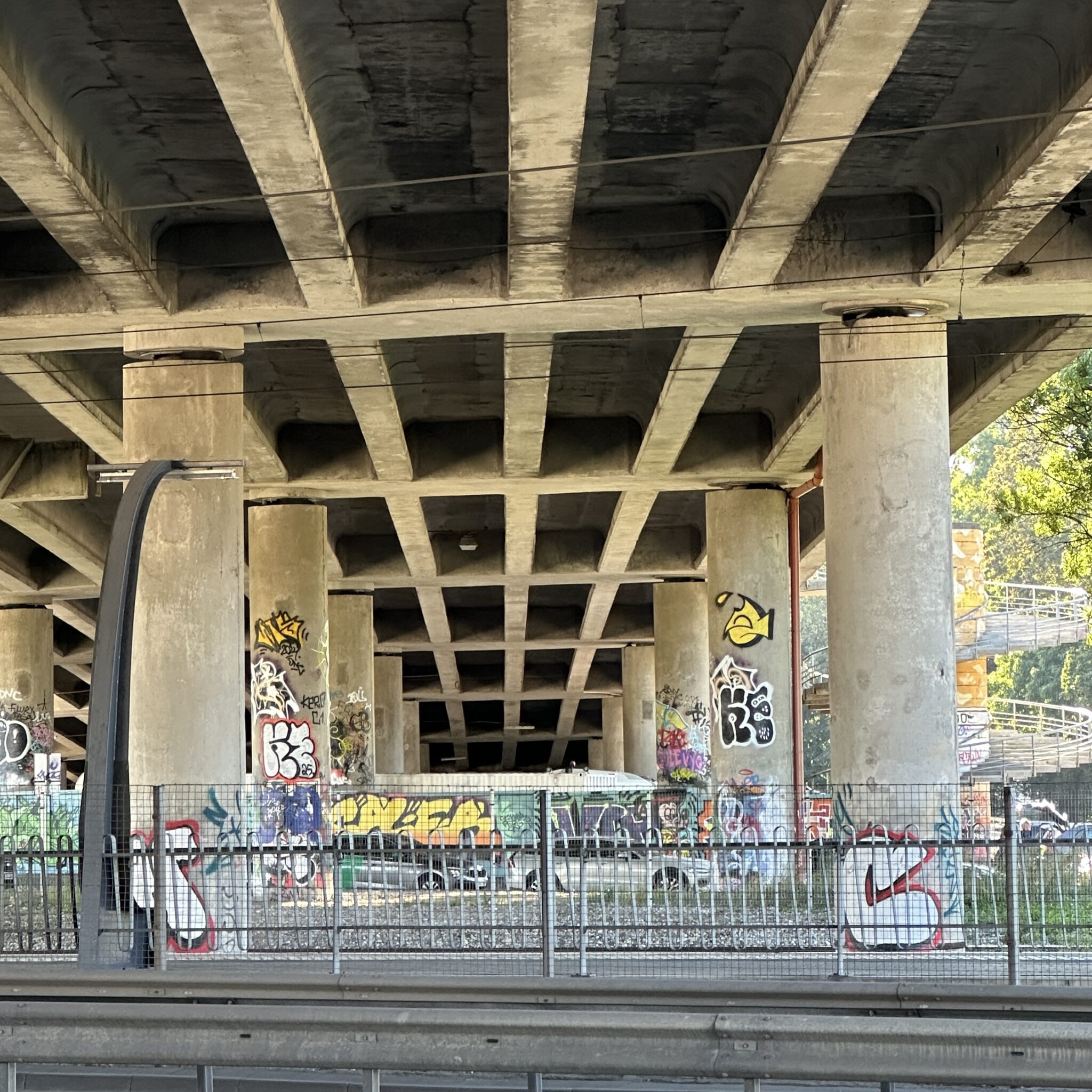 Betoonist sambad grafitiga silla all.