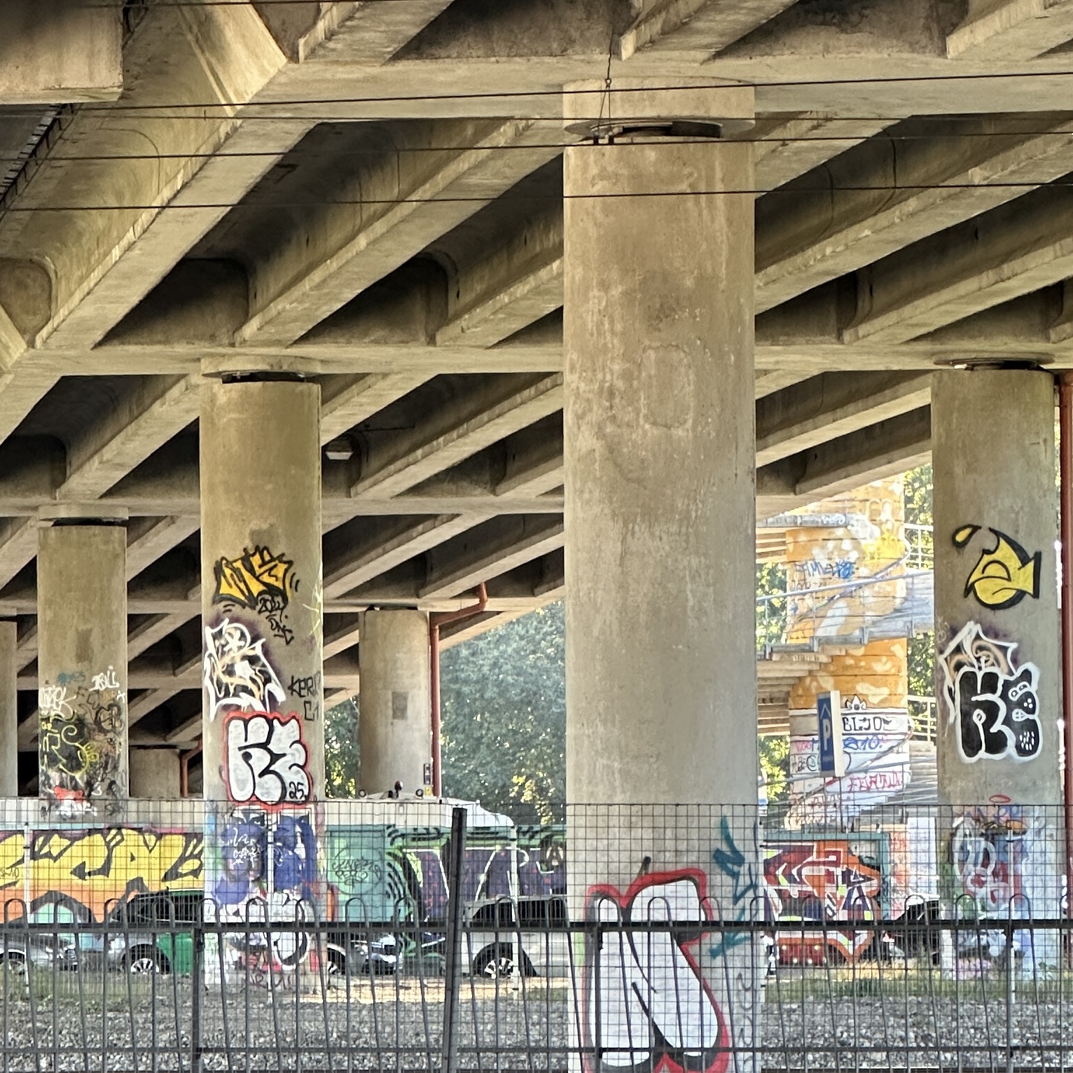 Betoonpostid grafitiga silla all.