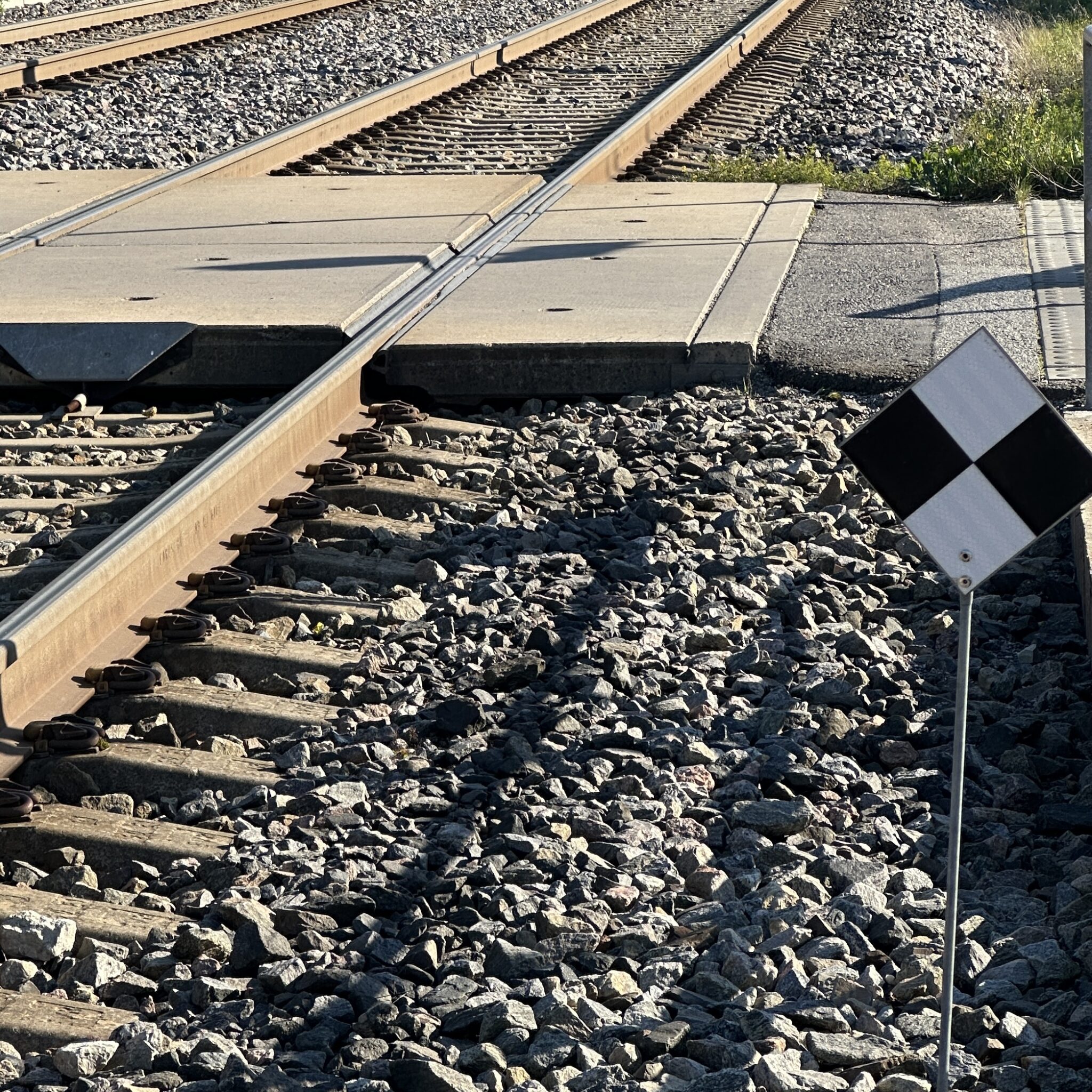 Raudteerööpad malelauamustrilise sildiga.