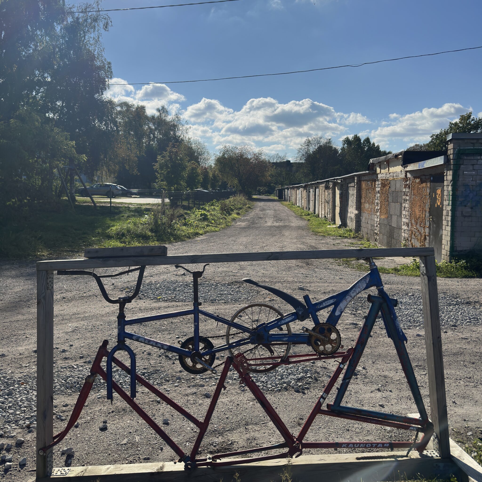 Kaks vana jalgratast raamivad väravat hüljatud alal.