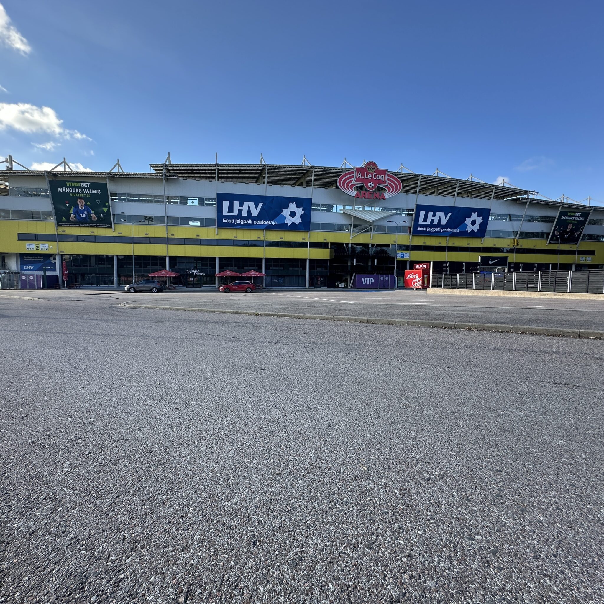 Suur staadion, ees pargitud punane auto.