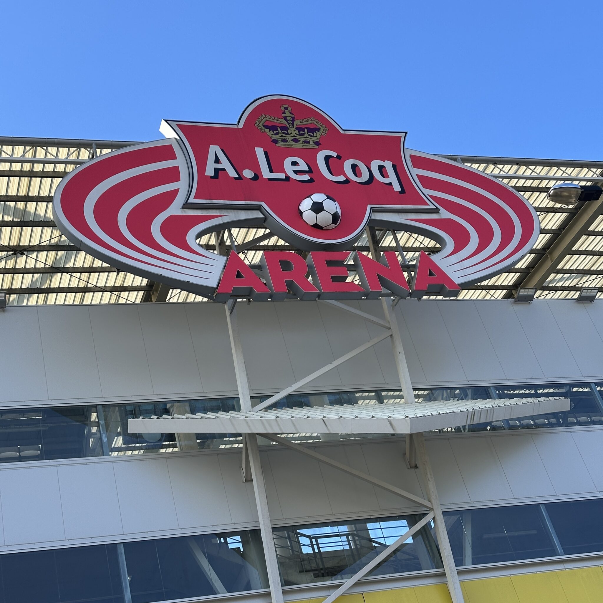 A. Le Coq Arena — spordiareen punase-valge logoga.