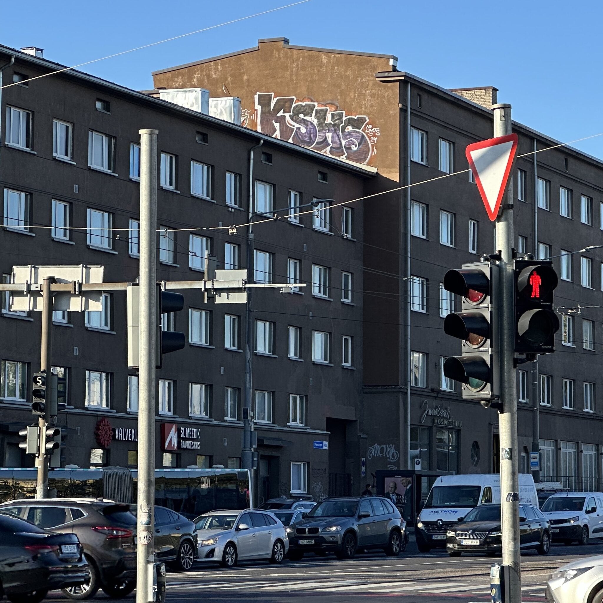 Foorid ja grafiti hoonel Tallinnas.