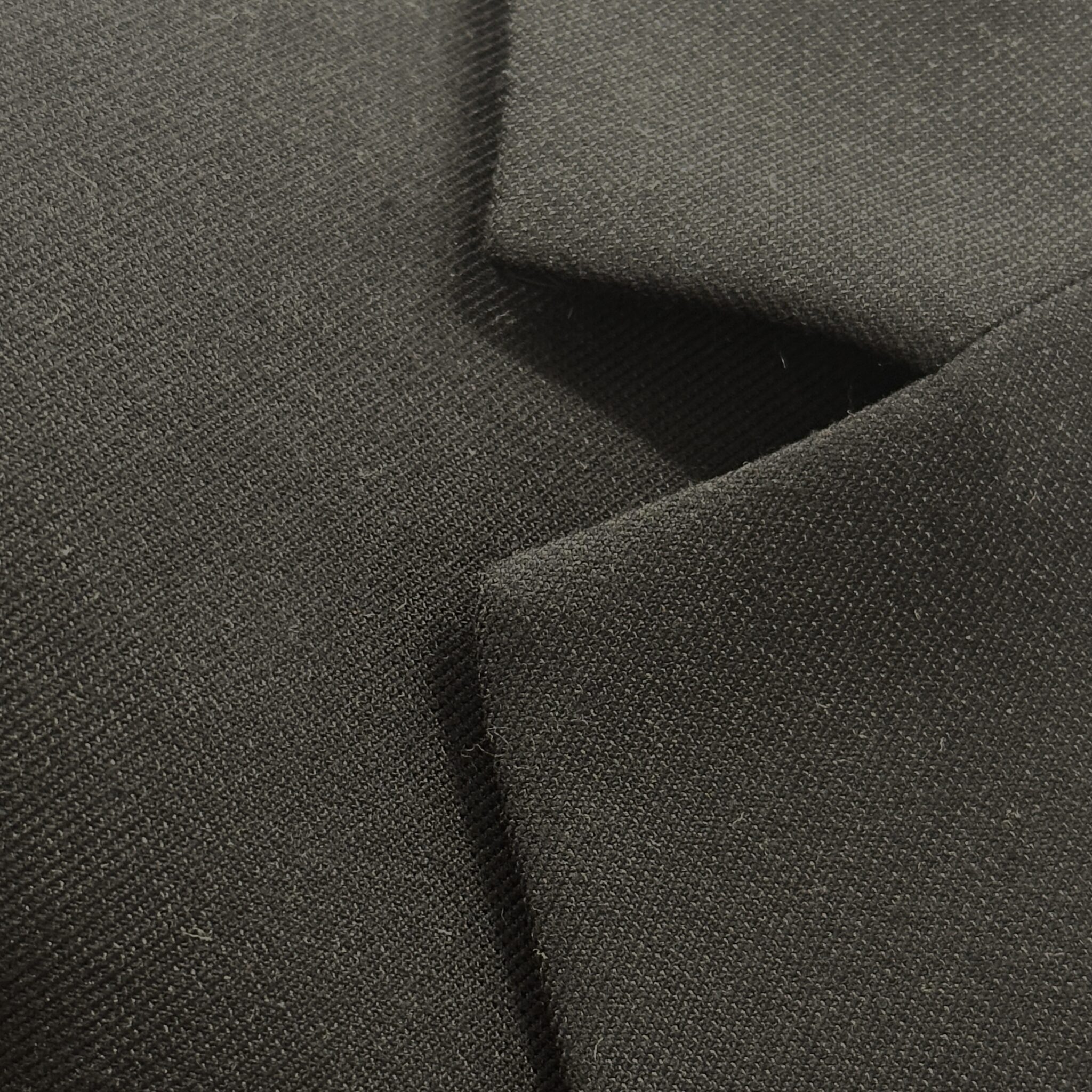 Tumehall kangas voldi ja varjuga.