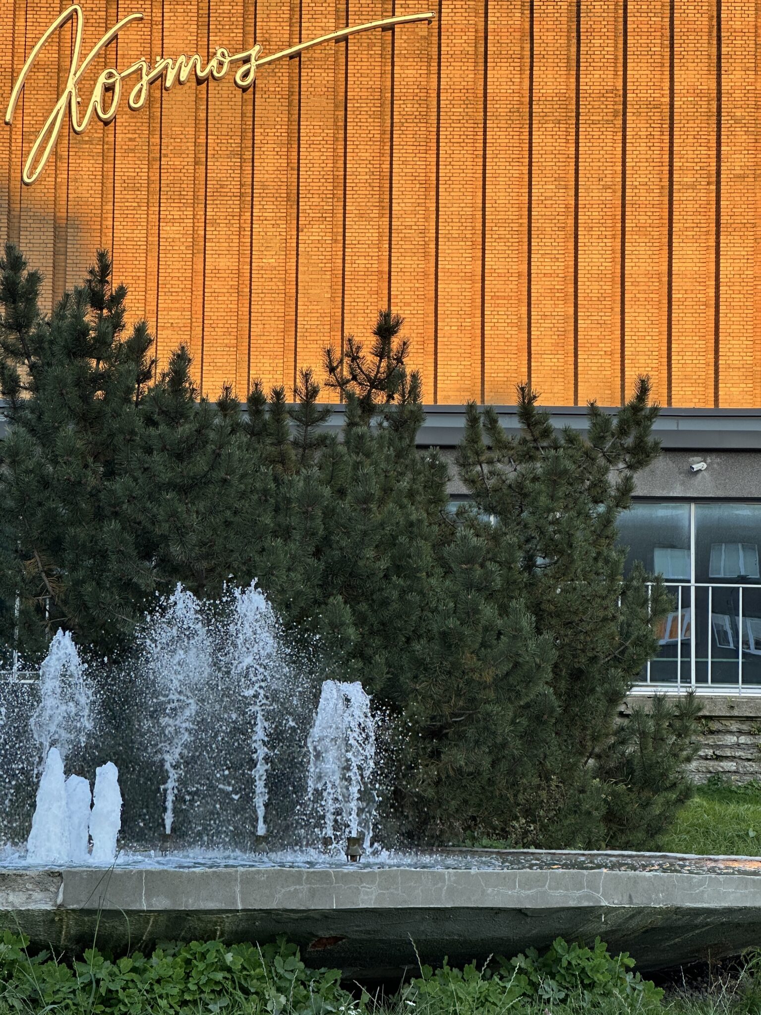 Kosmos hoone purskkaevuga ees.