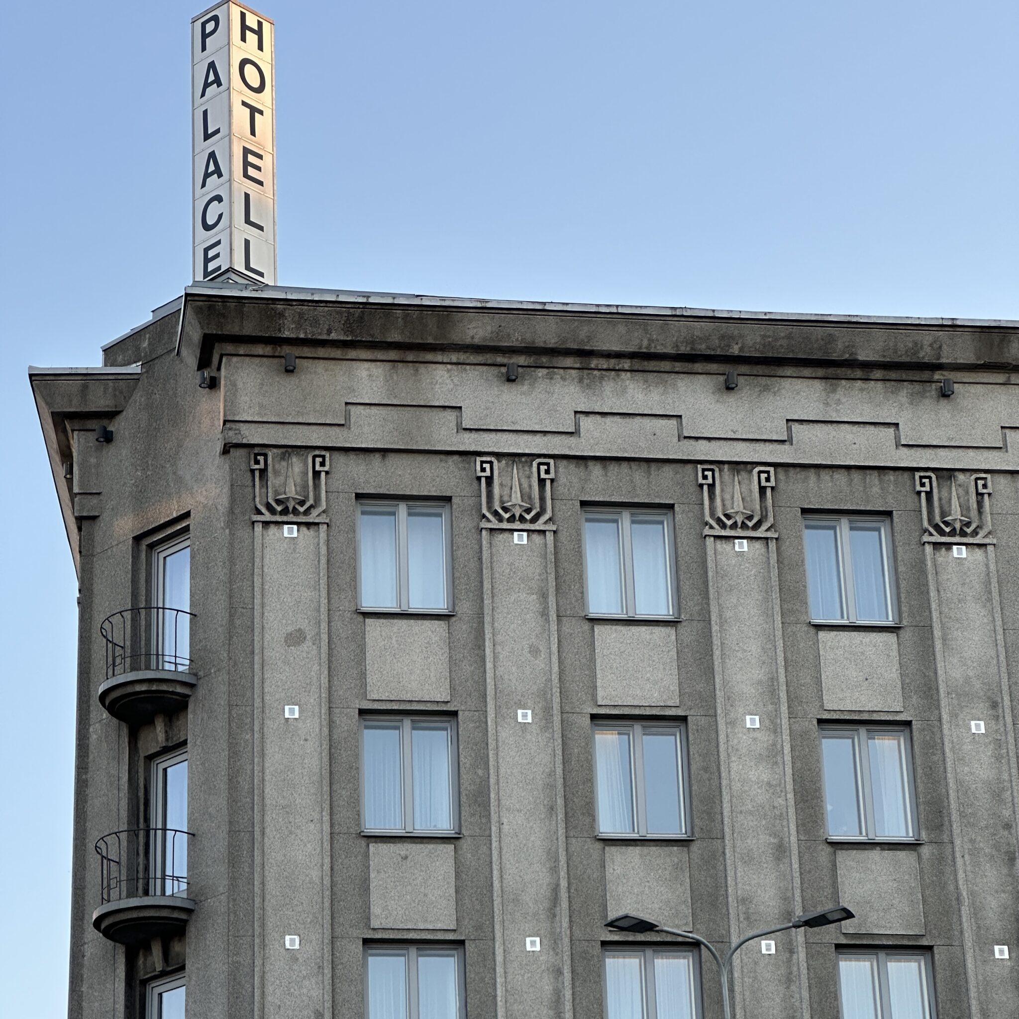 Palace Hotelli hoone rõdude ja akendega.
