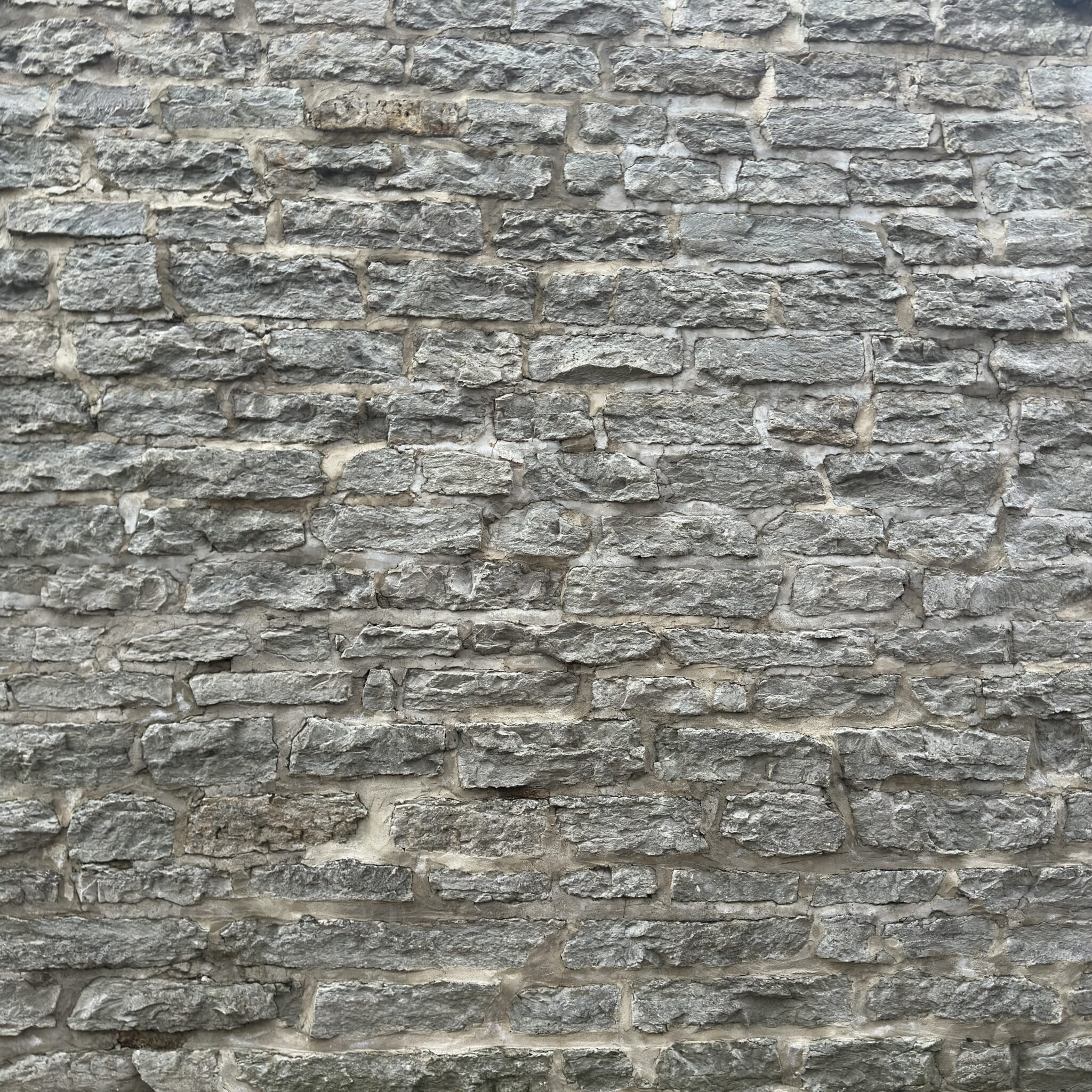 Ilmastikust kulunud kivisein kareda pinnaga.