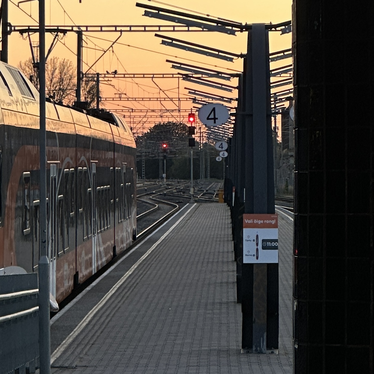 Rong päikeseloojangul, perroon number 4.