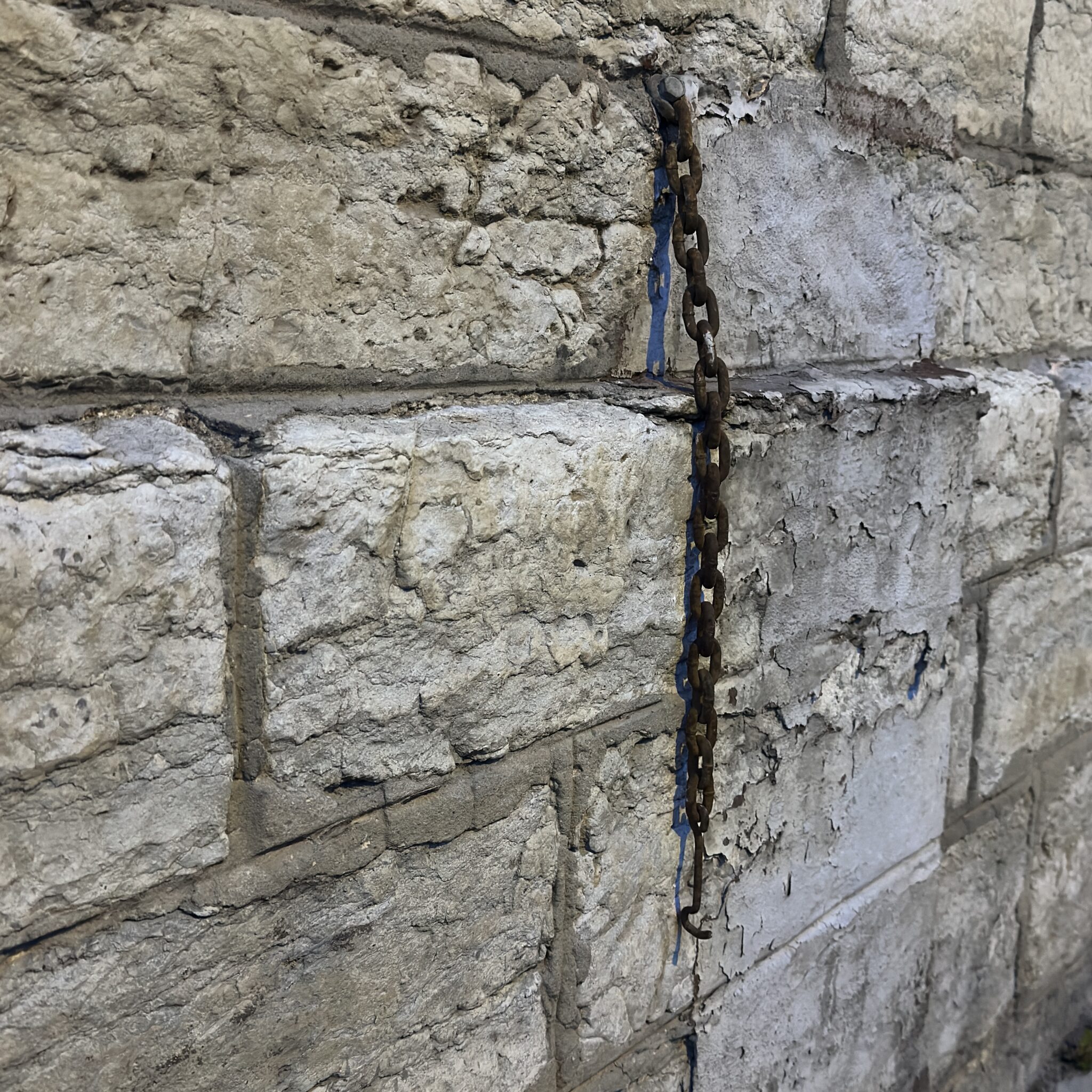 Vana kett ripub kiviseina küljes.