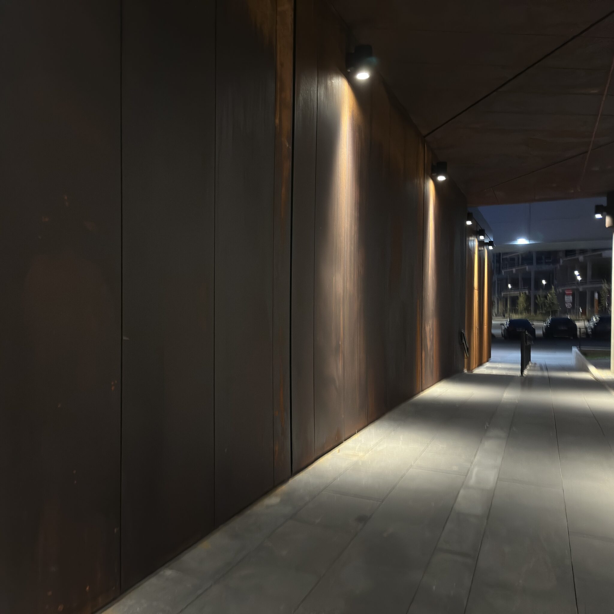 Tume industriaalne koridor prožektorvalgustusega.