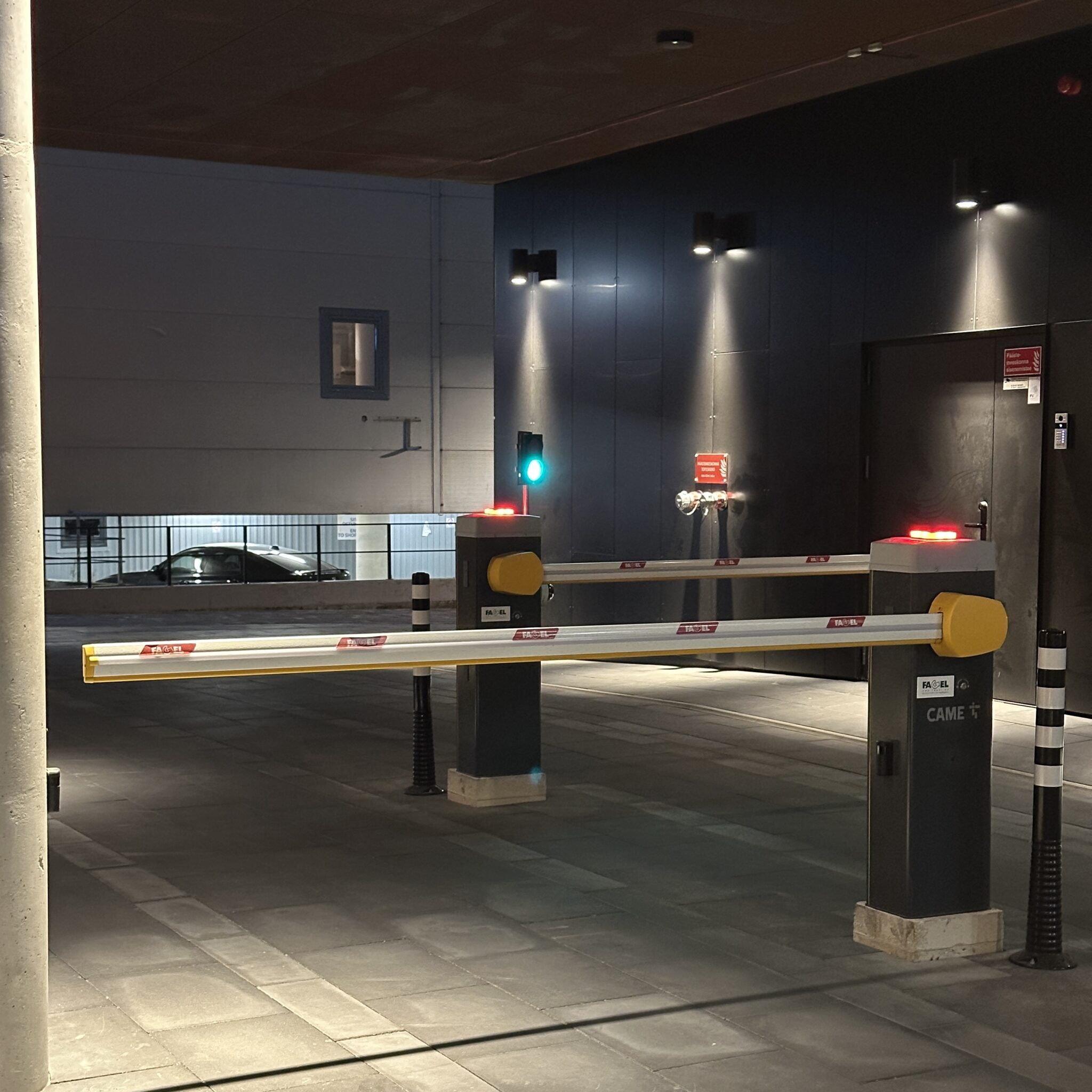 Parkimisplats rohelise tule ja punase hoiatustulega.