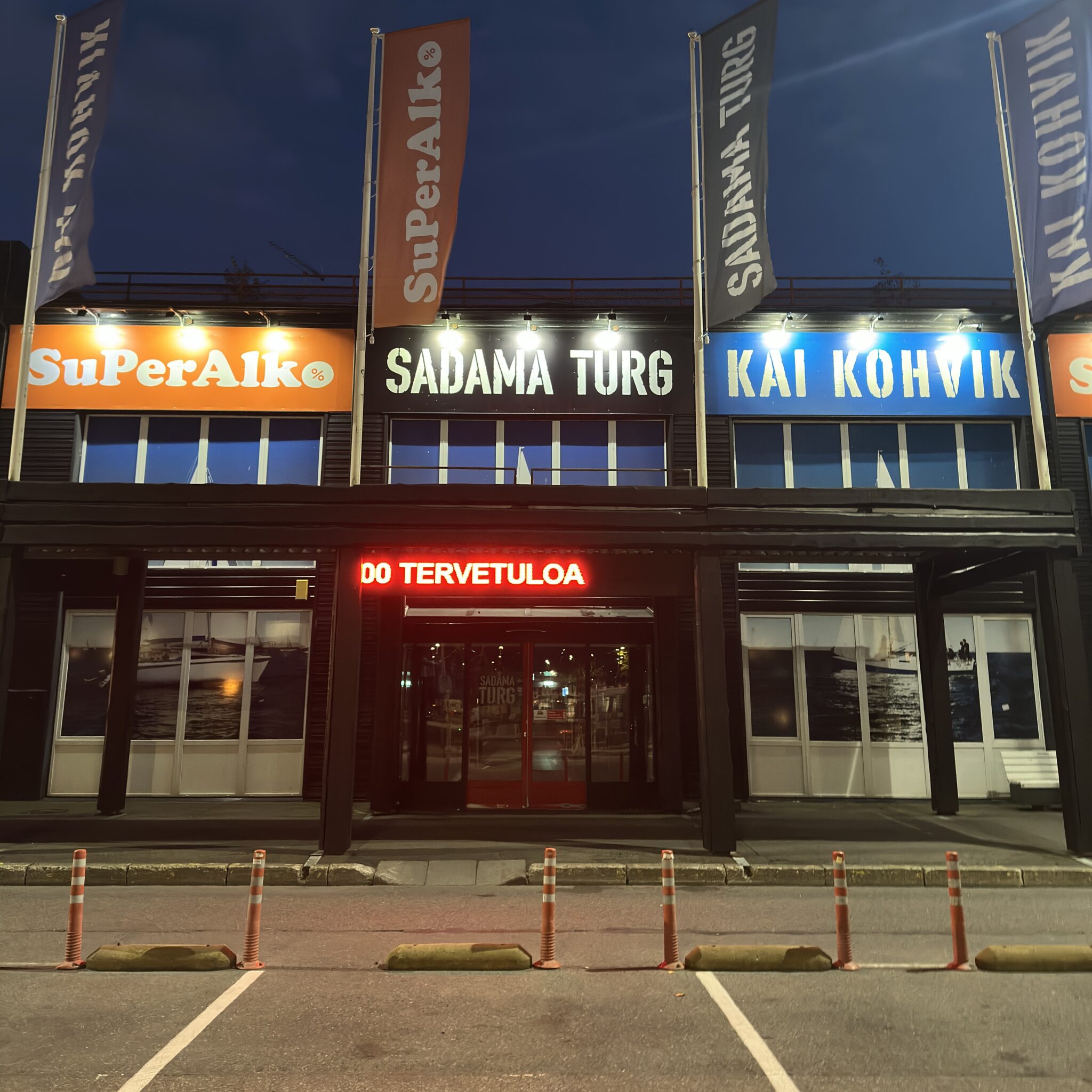 Sadama Turg hoone lippude ja neoonsildiga.