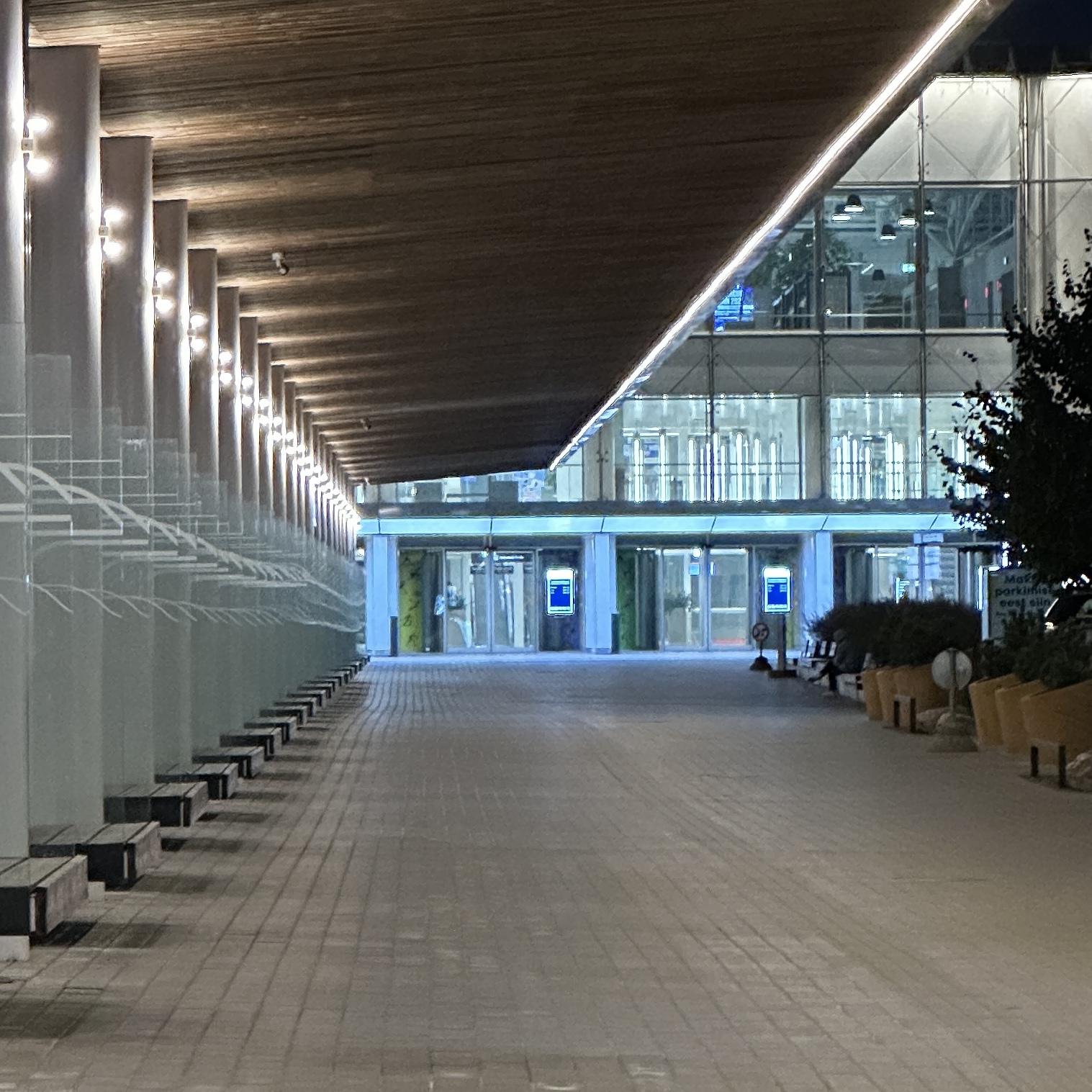 Kaasaegne hoone klaasakende ja puidust laega.