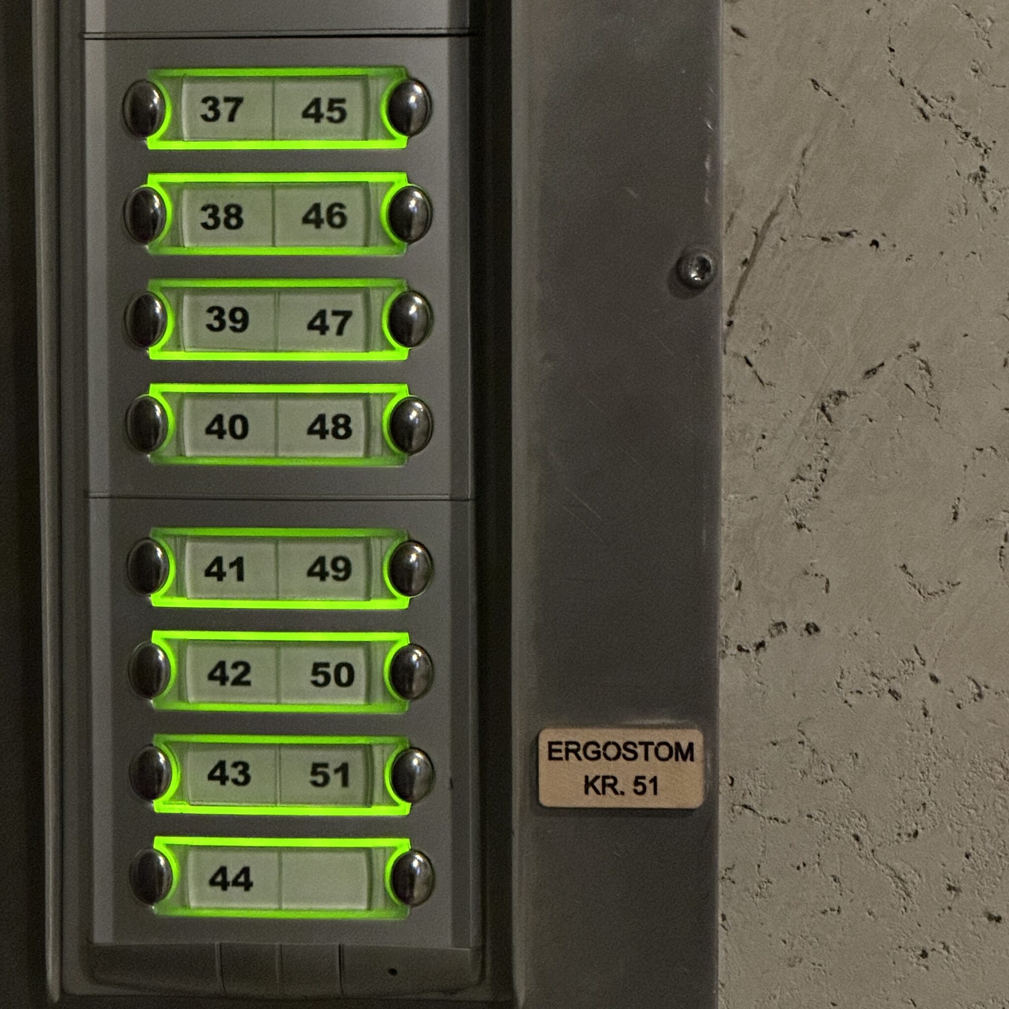 Uksekellade paneel numbritega 37–51 ja sildiga „ERGOSTOM KR. 51”.